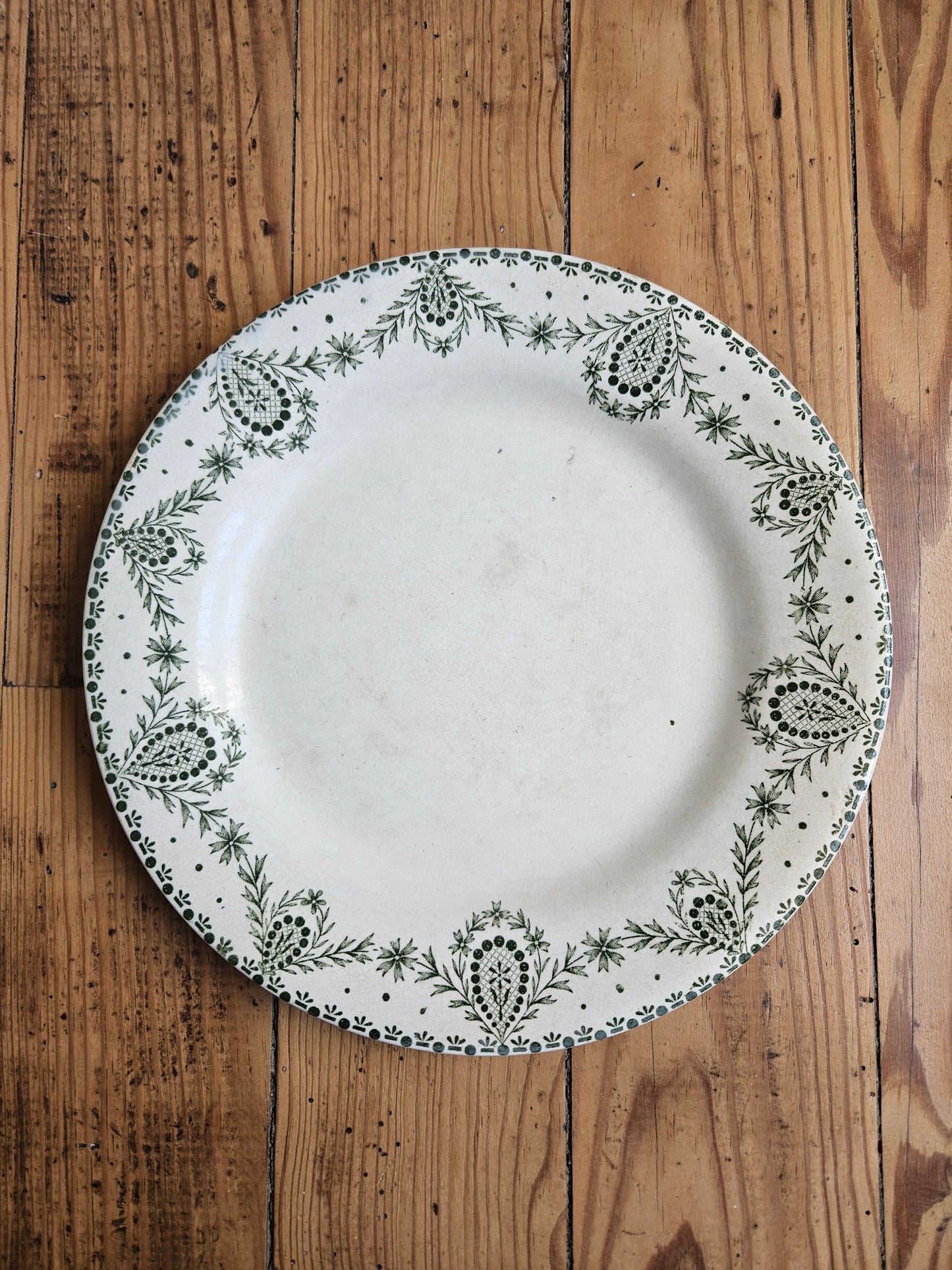 Assiettes plates dépareillées Creil et Montereau vertes