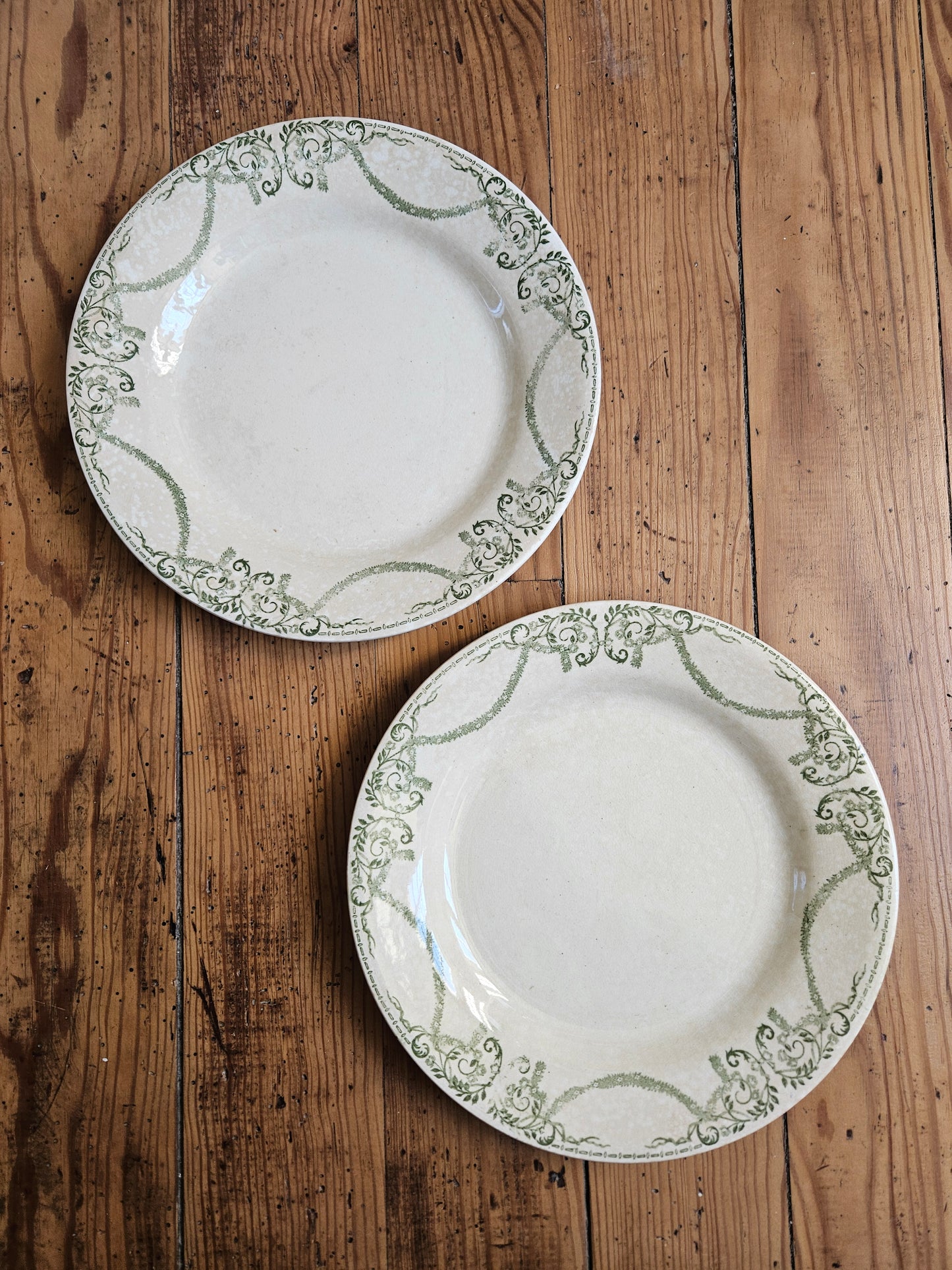 Assiettes plates dépareillées Creil et Montereau vertes