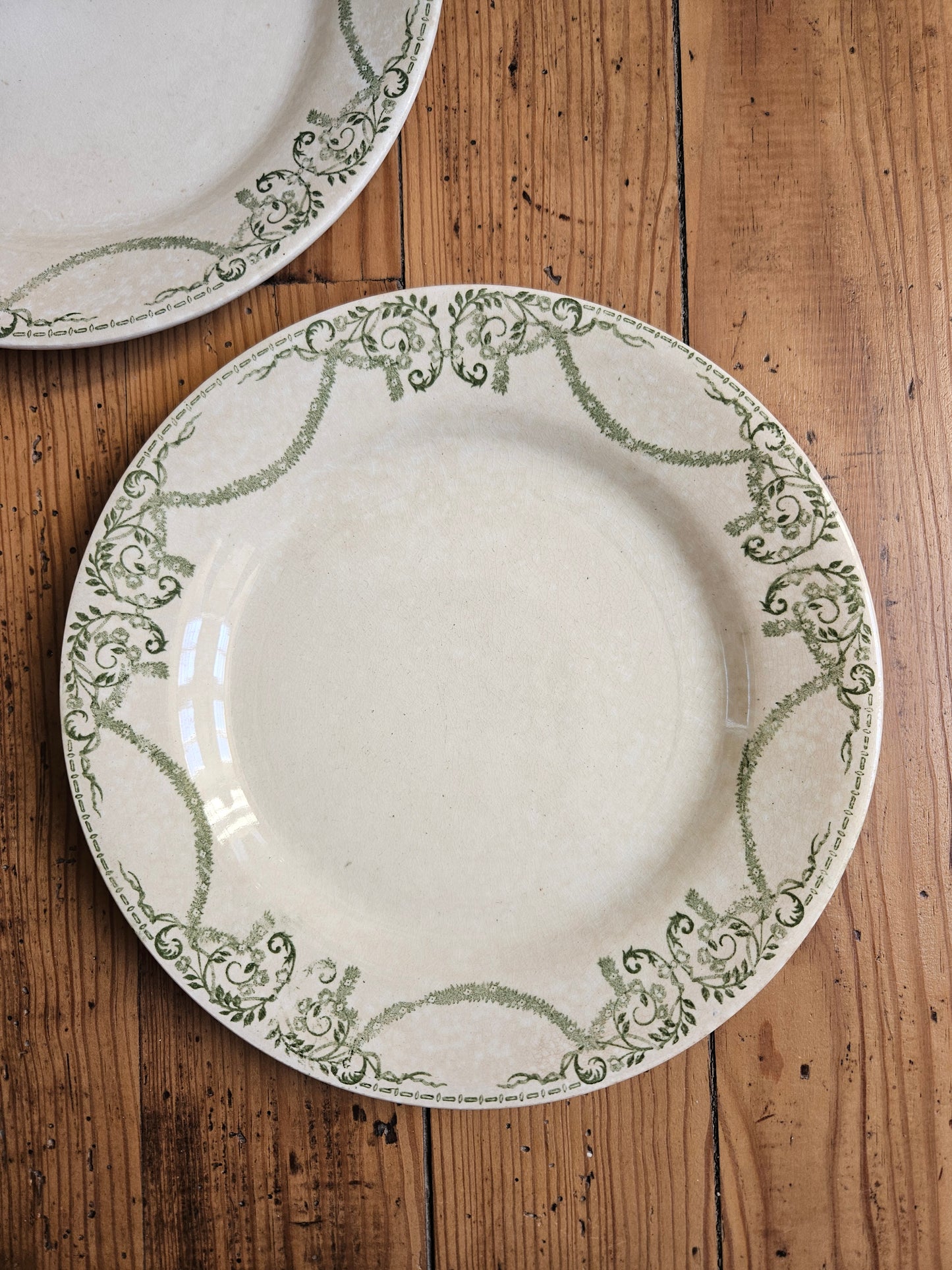 Assiettes plates dépareillées Creil et Montereau vertes