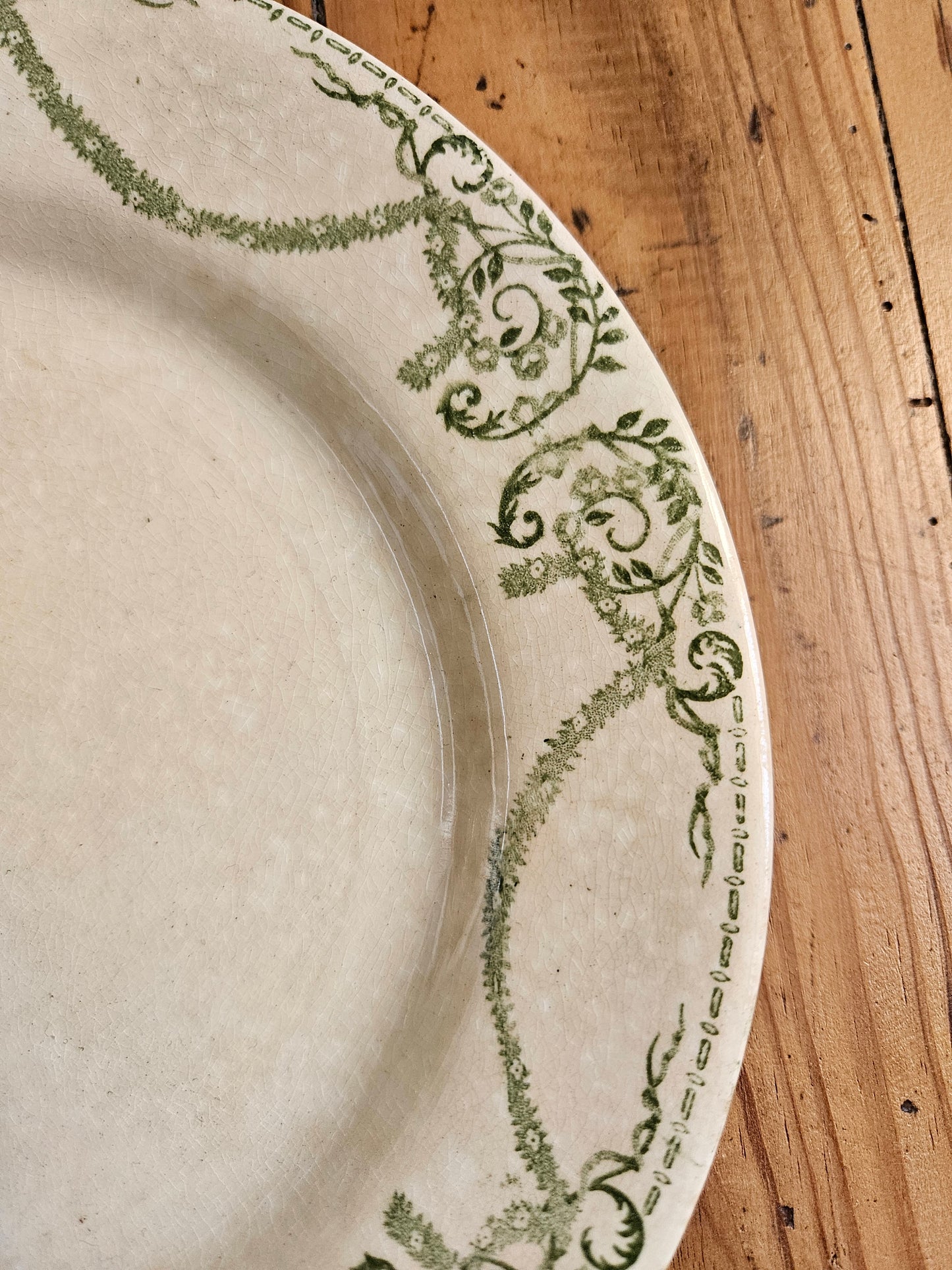 Assiettes plates dépareillées Creil et Montereau vertes