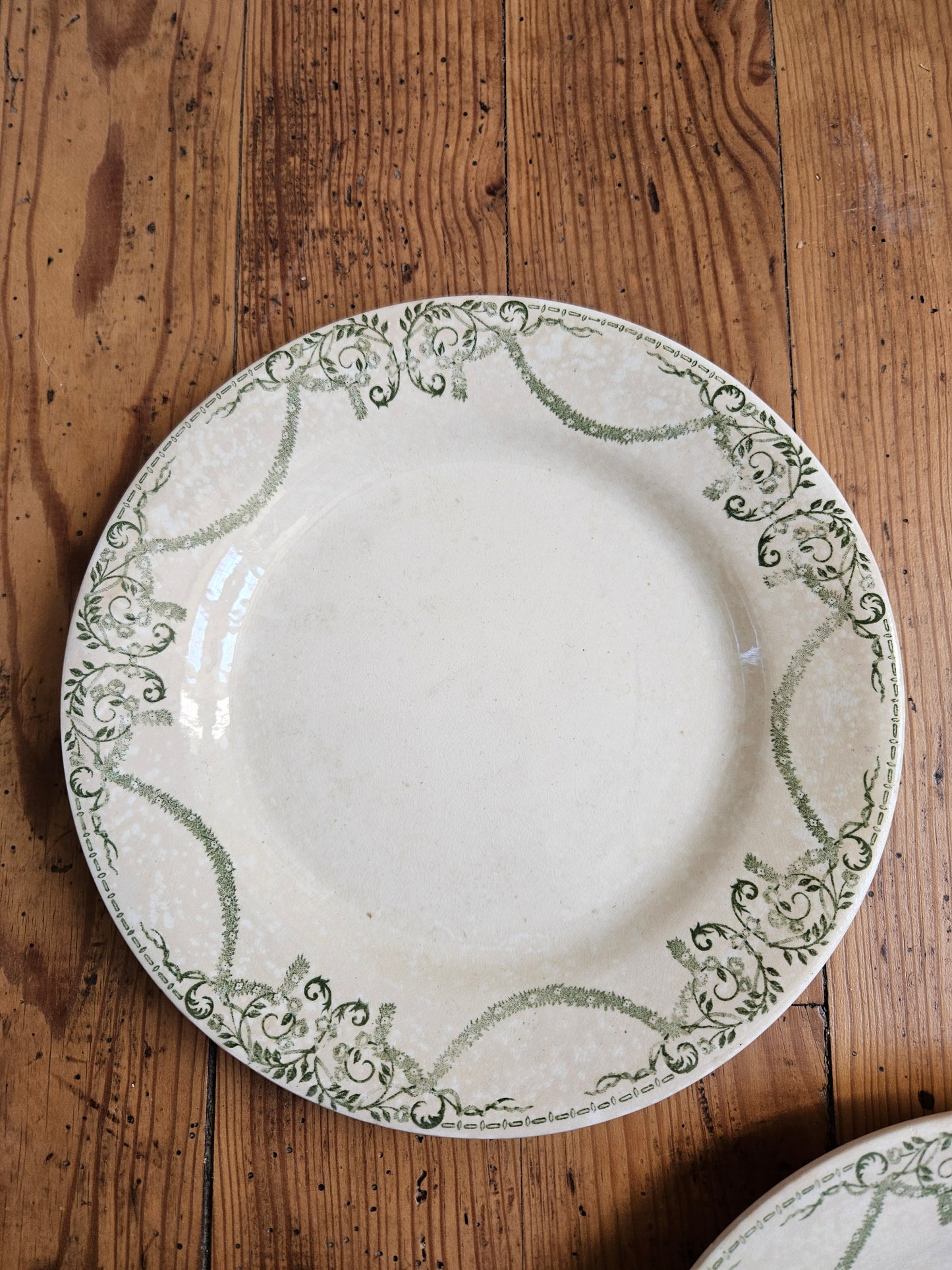 Assiettes plates dépareillées Creil et Montereau vertes