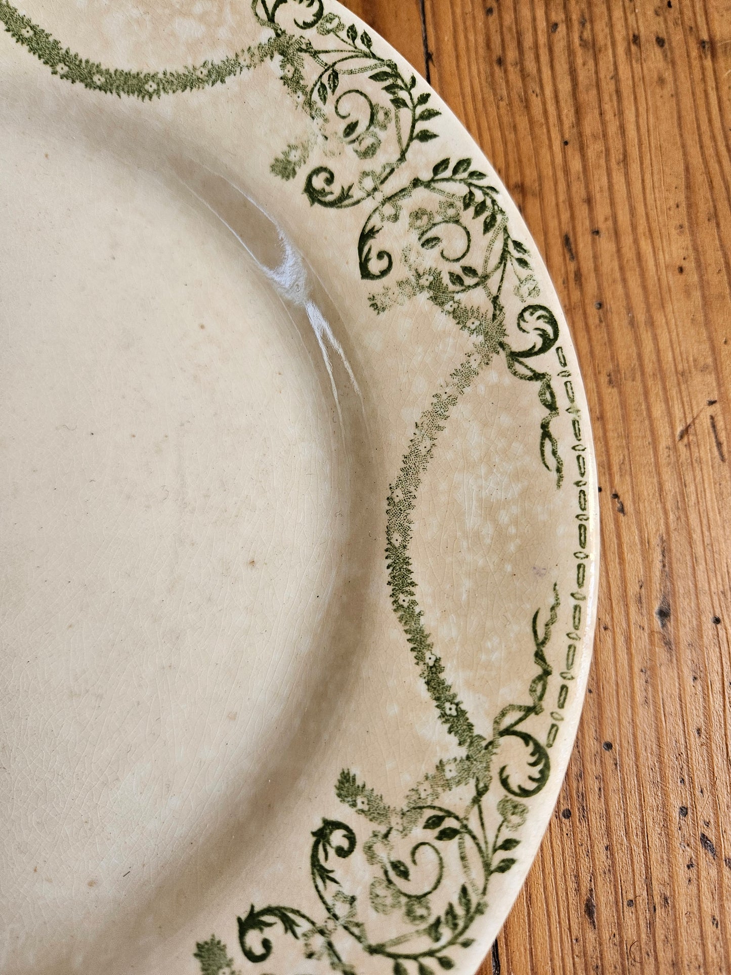 Assiettes plates dépareillées Creil et Montereau vertes