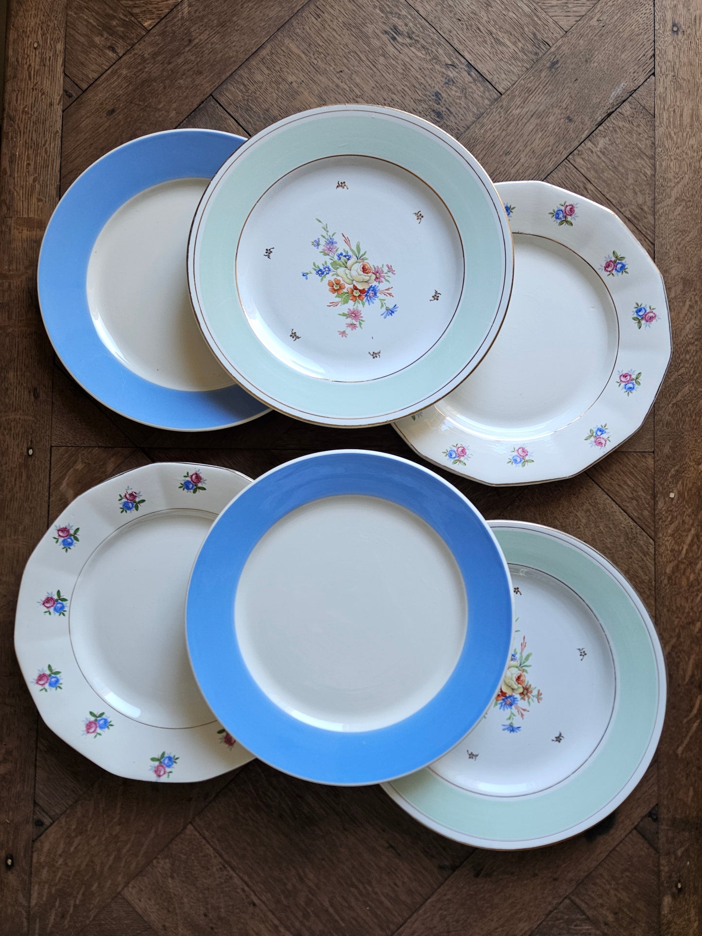 Assiettes plates dépareillées / Fleurs, bleu, vert