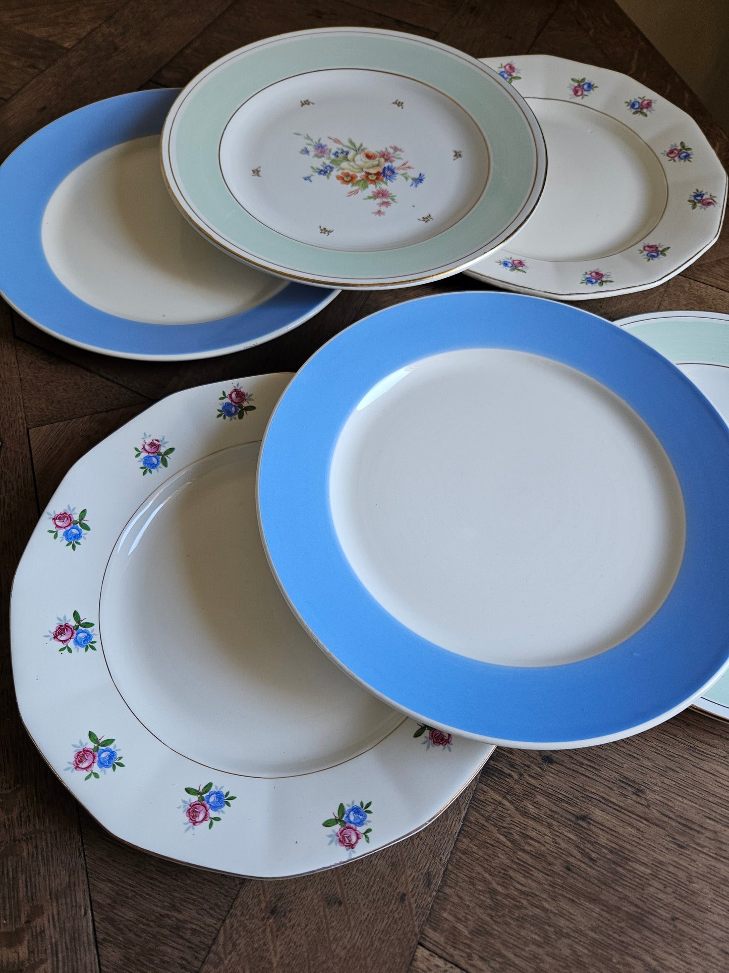 Assiettes plates dépareillées / Fleurs, bleu, vert