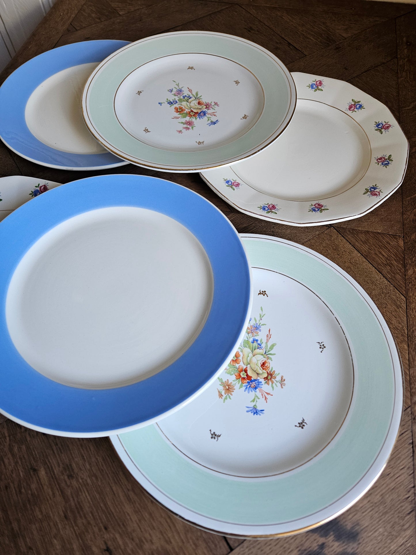 Assiettes plates dépareillées / Fleurs, bleu, vert