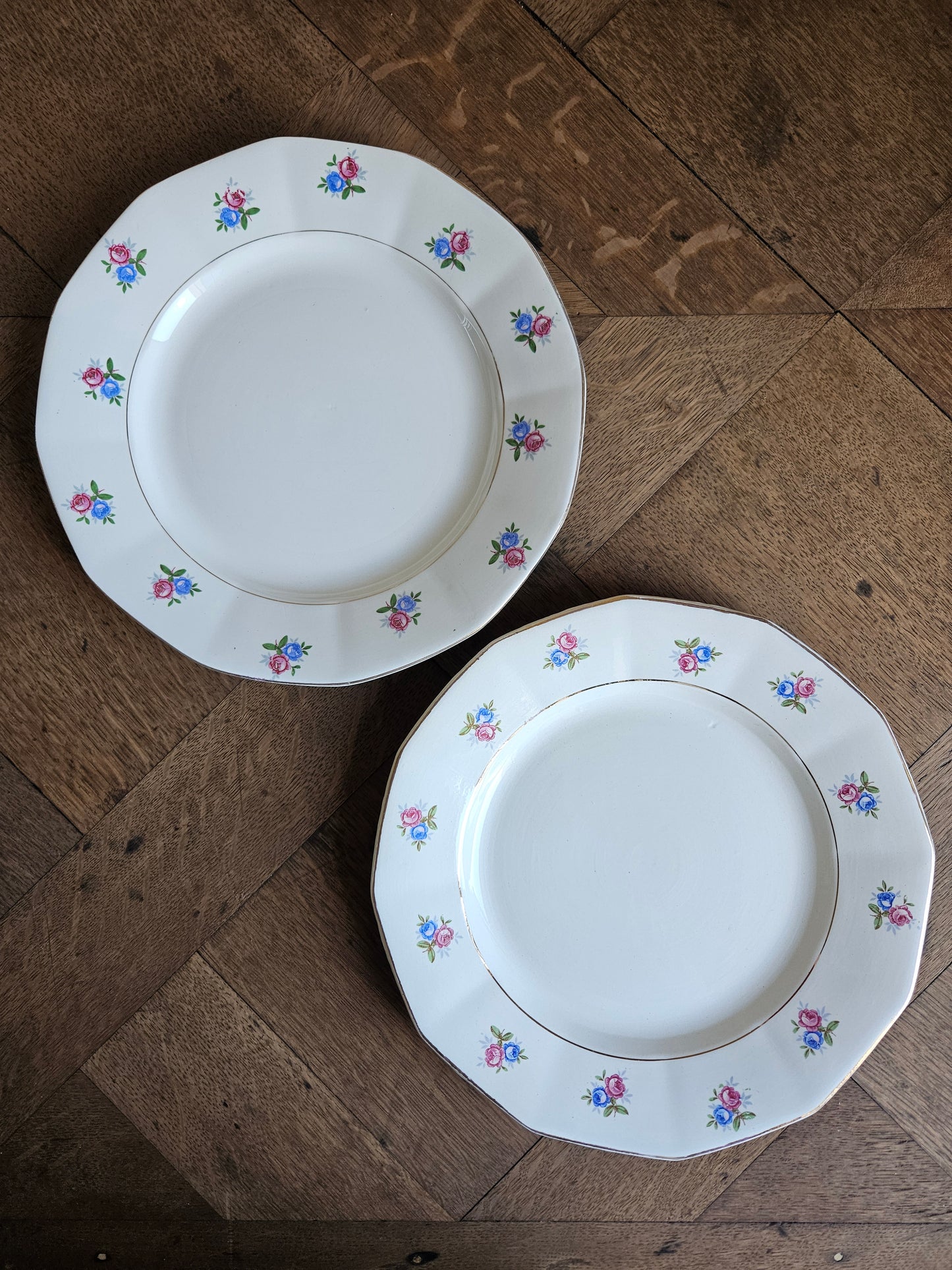Assiettes plates dépareillées / Fleurs, bleu, vert