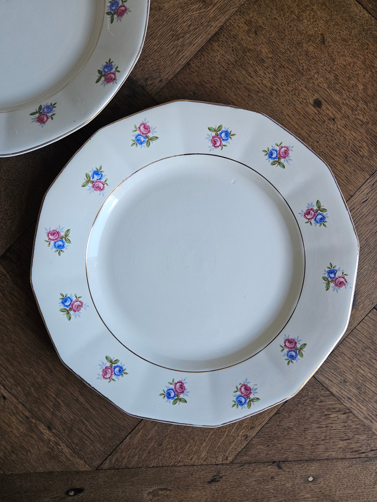 Assiettes plates dépareillées / Fleurs, bleu, vert