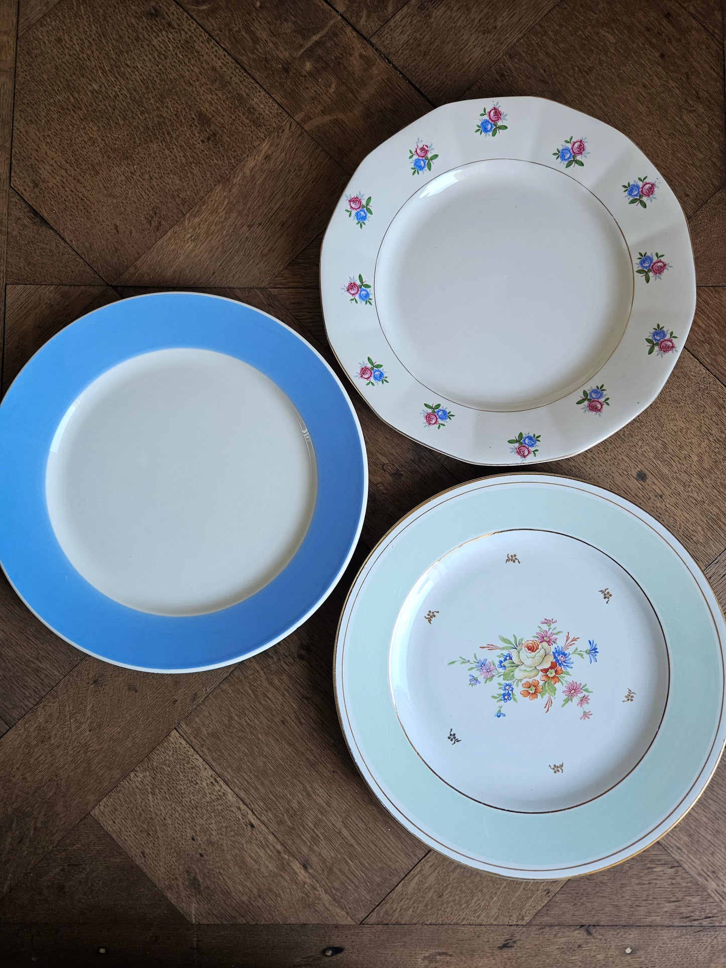 Assiettes plates dépareillées / Fleurs, bleu, vert
