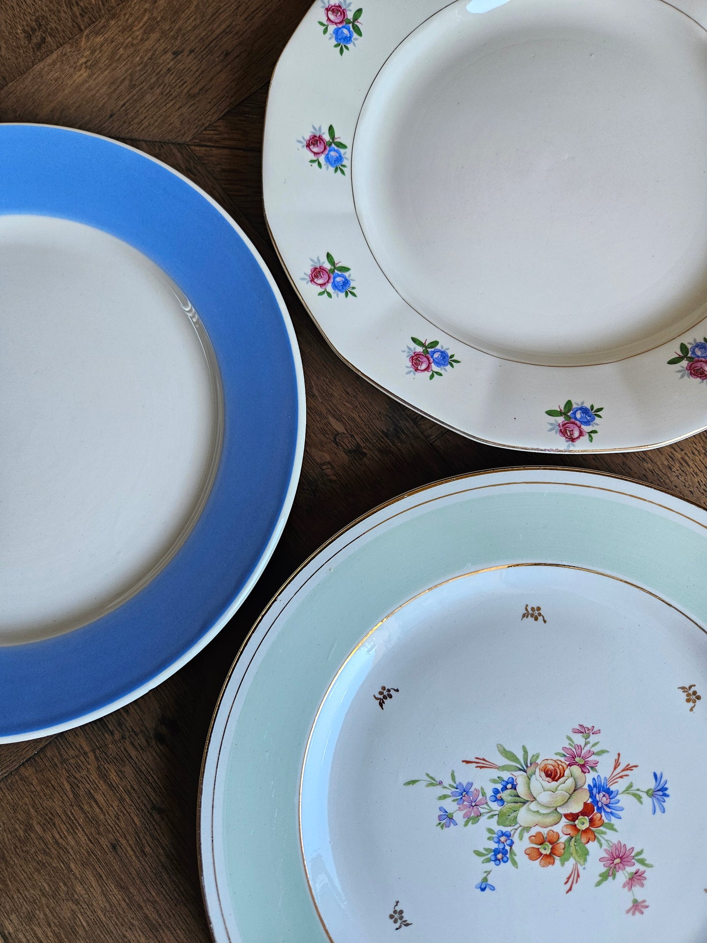 Assiettes plates dépareillées / Fleurs, bleu, vert
