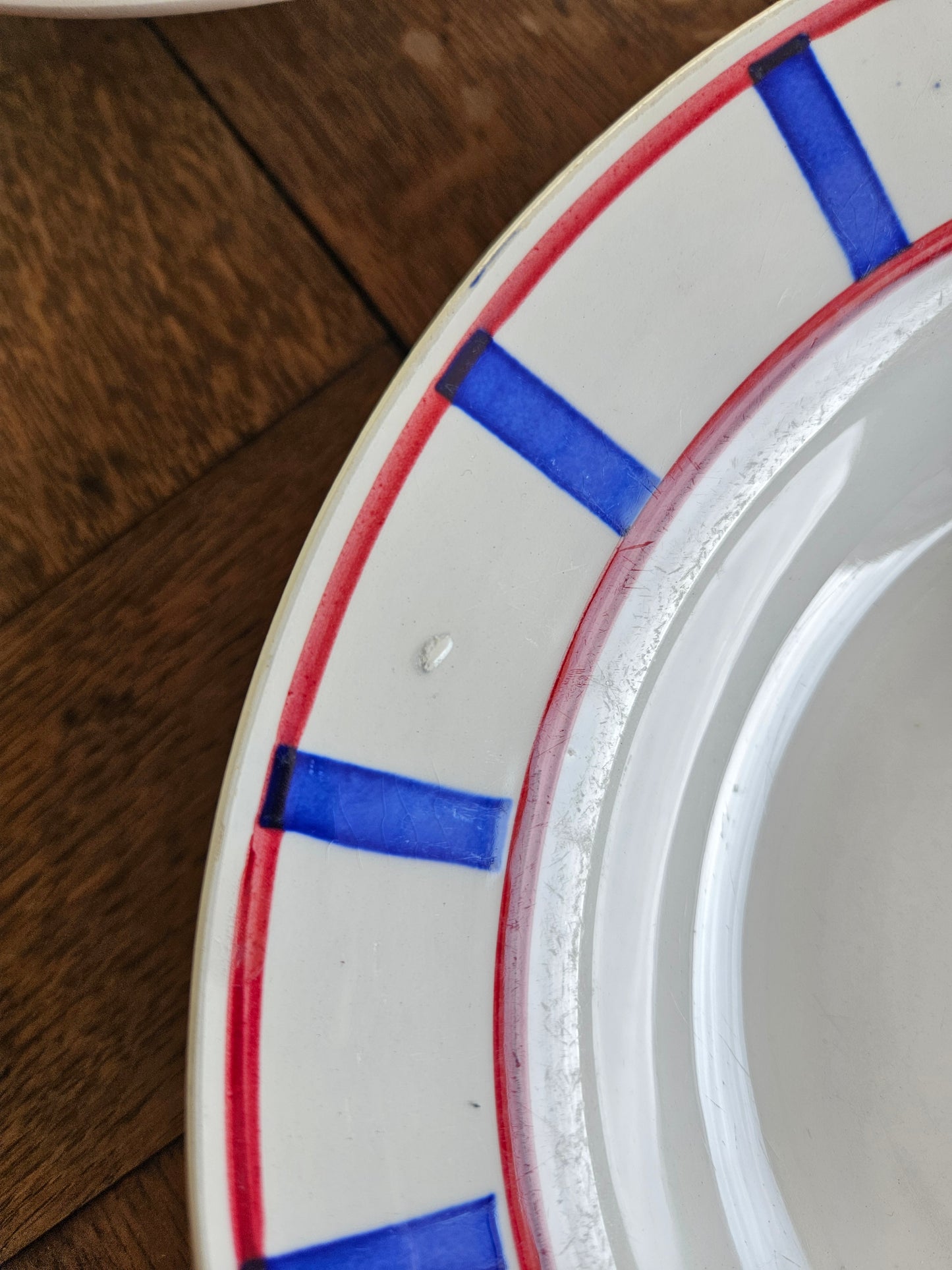 Assiettes creuses Digoin, décor basque