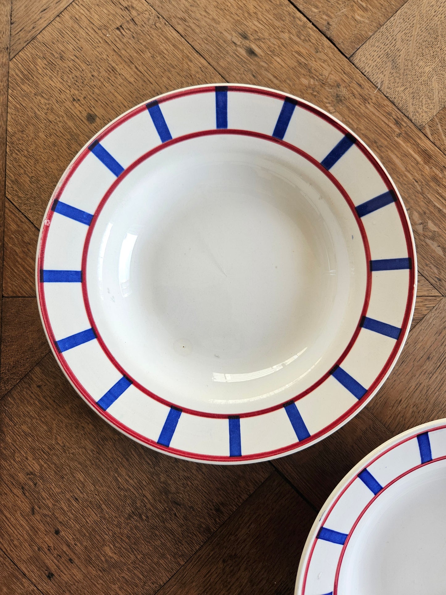 Assiettes creuses Digoin, décor basque