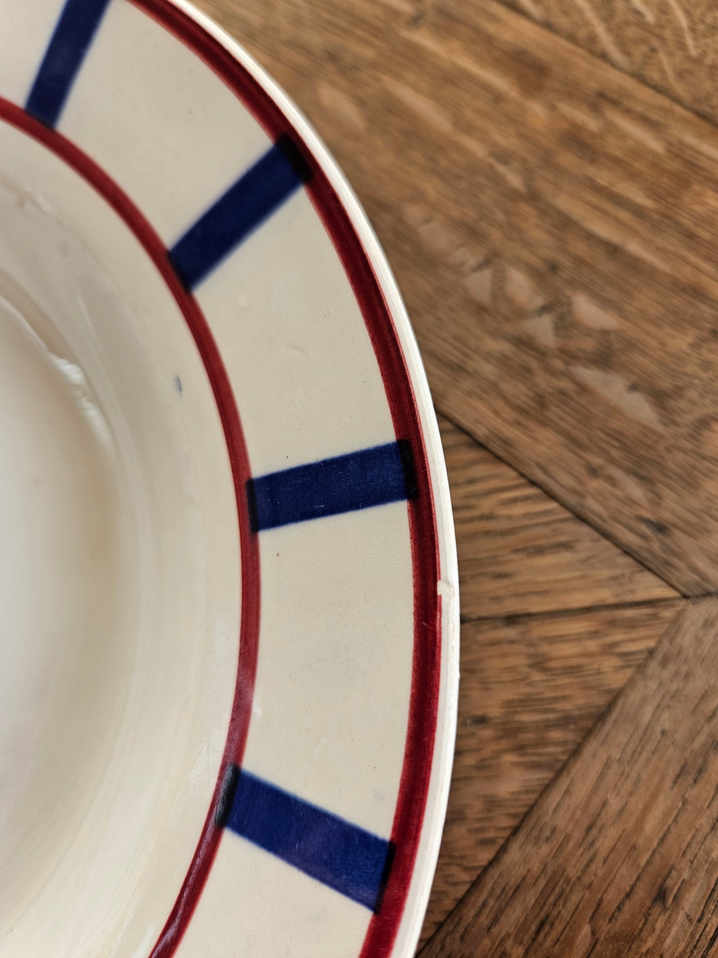 Assiettes creuses Digoin, décor basque