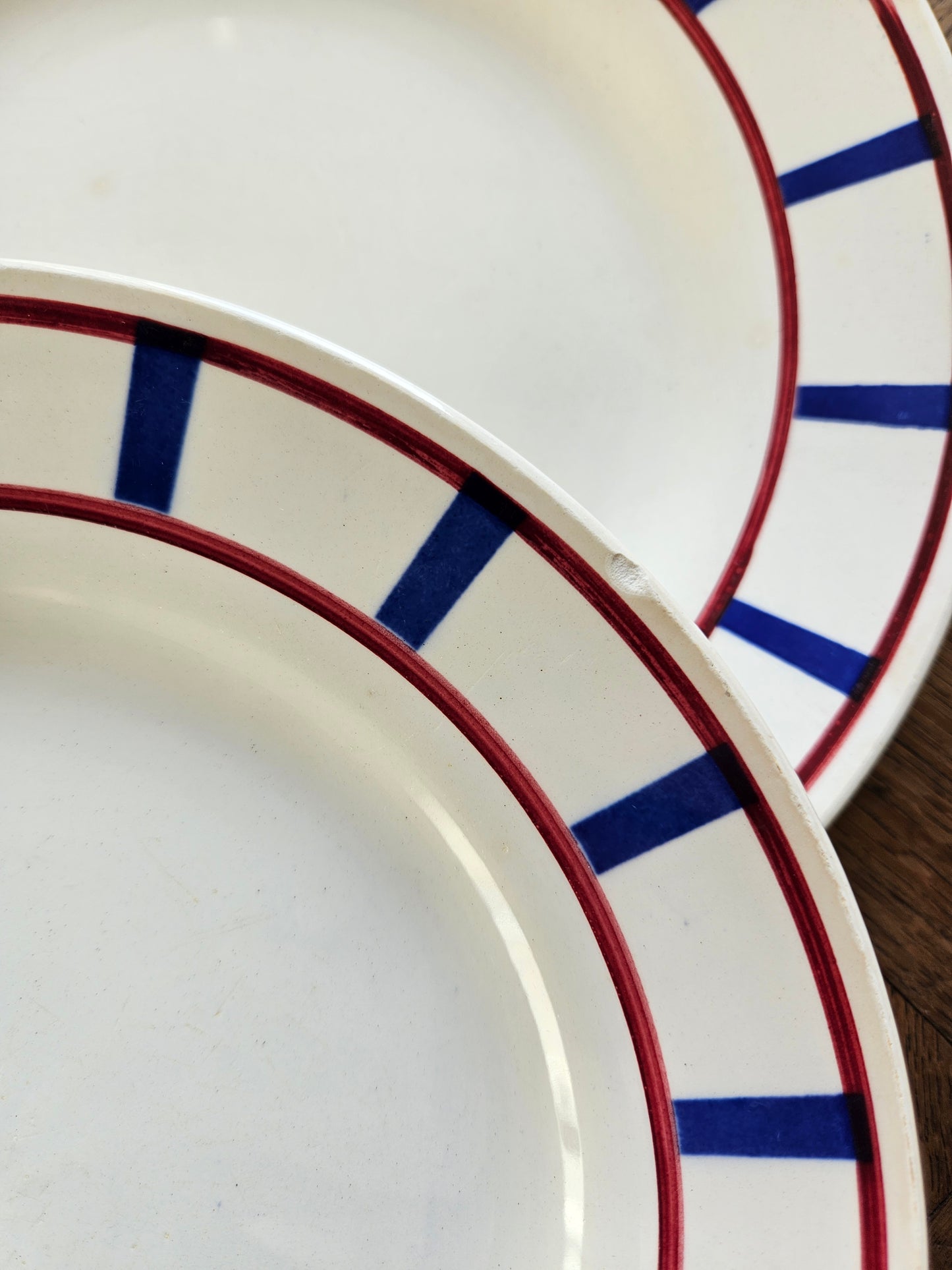 Assiettes plates Digoin, décor basque