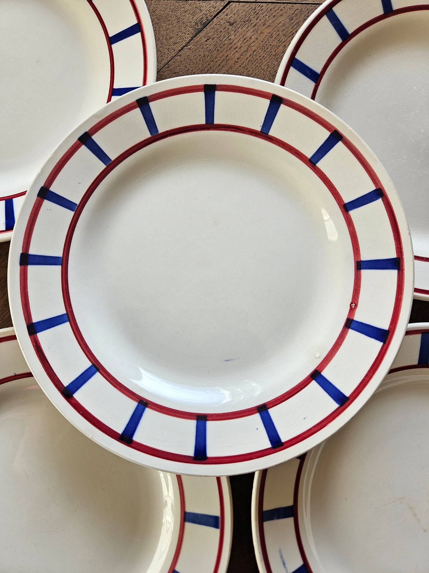 Assiettes plates Digoin, décor basque