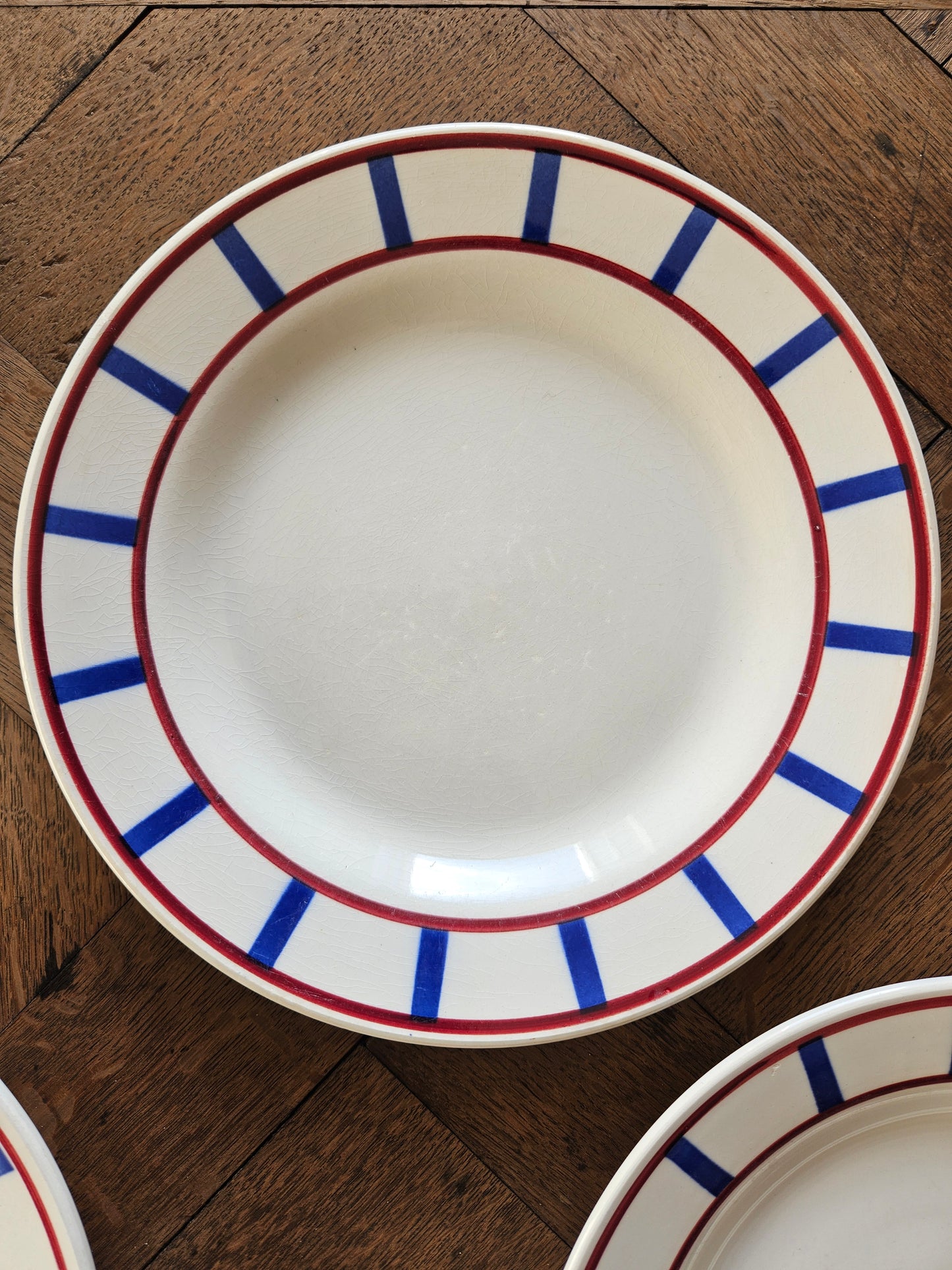 Assiettes plates Digoin, décor basque