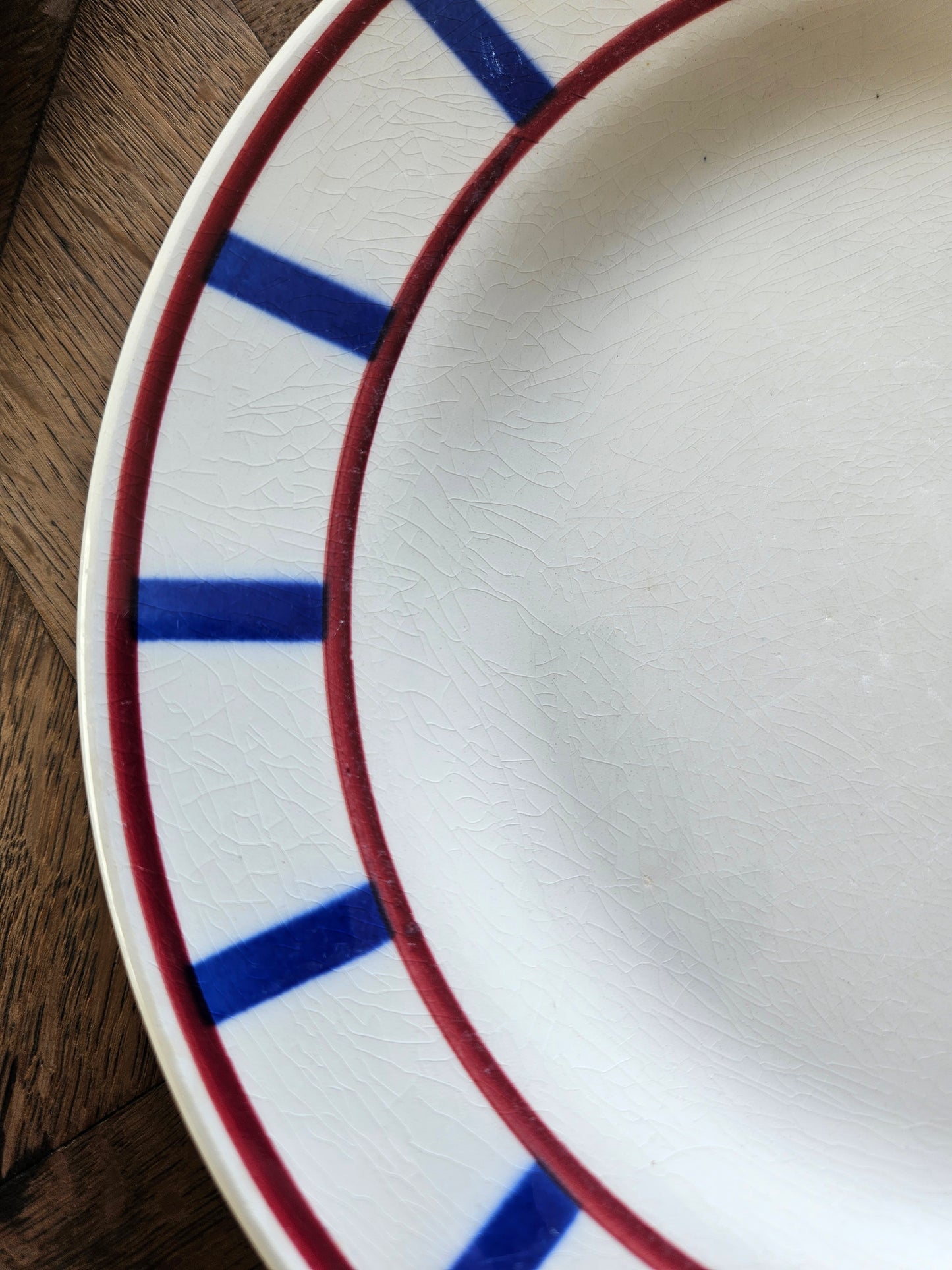 Assiettes plates Digoin, décor basque
