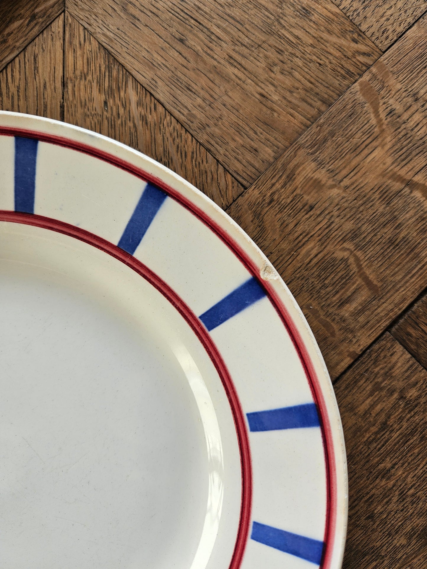 Assiettes plates Digoin, décor basque
