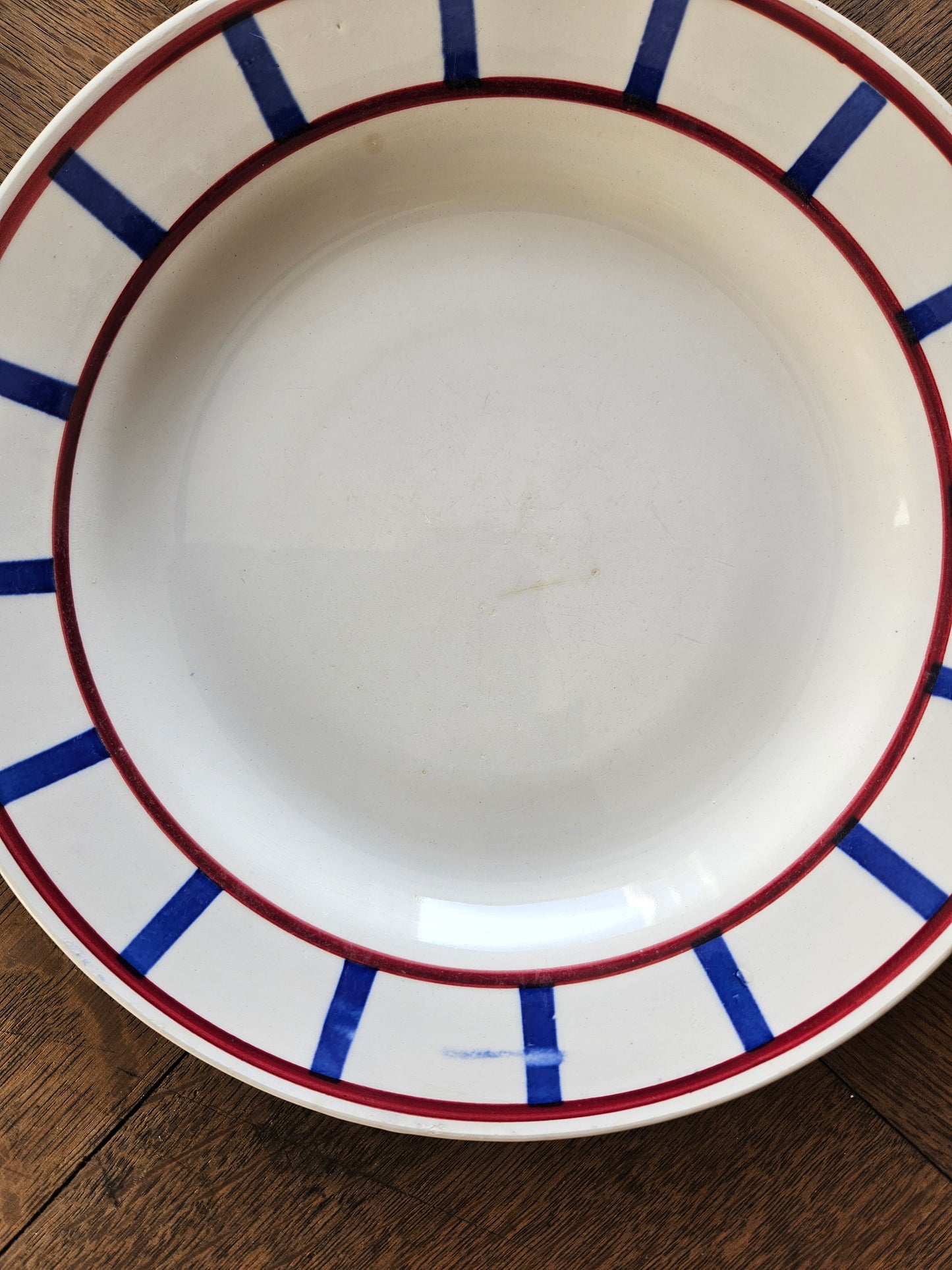 Assiettes plates Digoin, décor basque