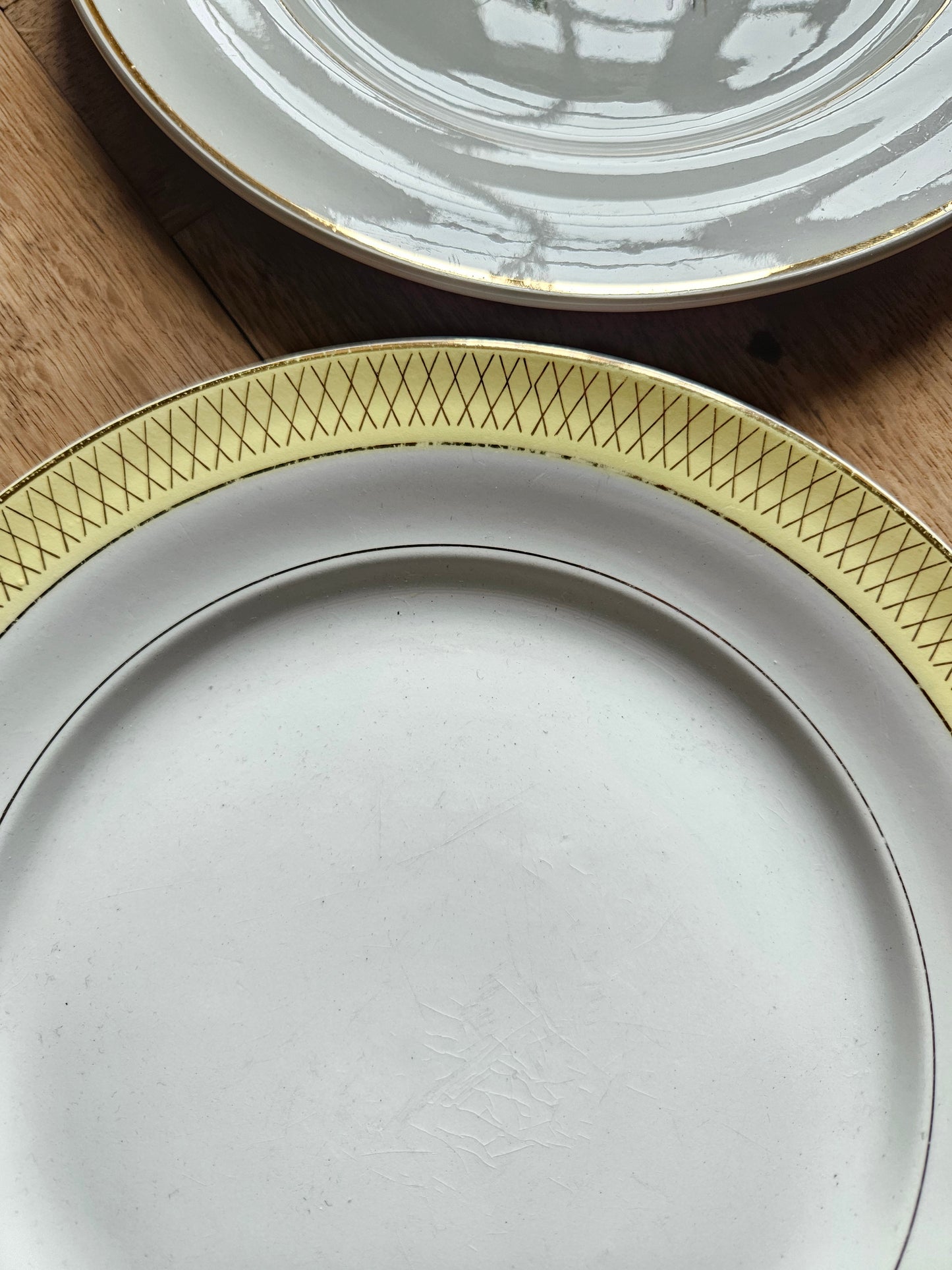 Assiettes plates dépareillées