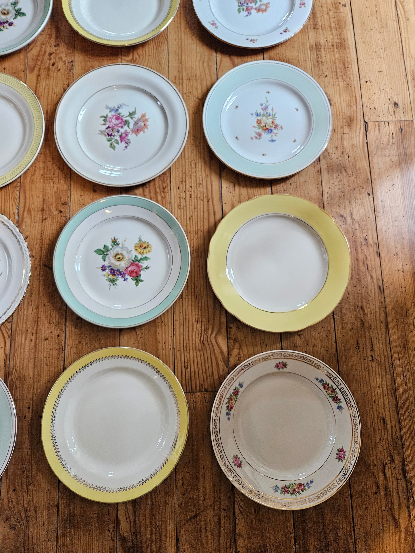 Assiettes plates dépareillées