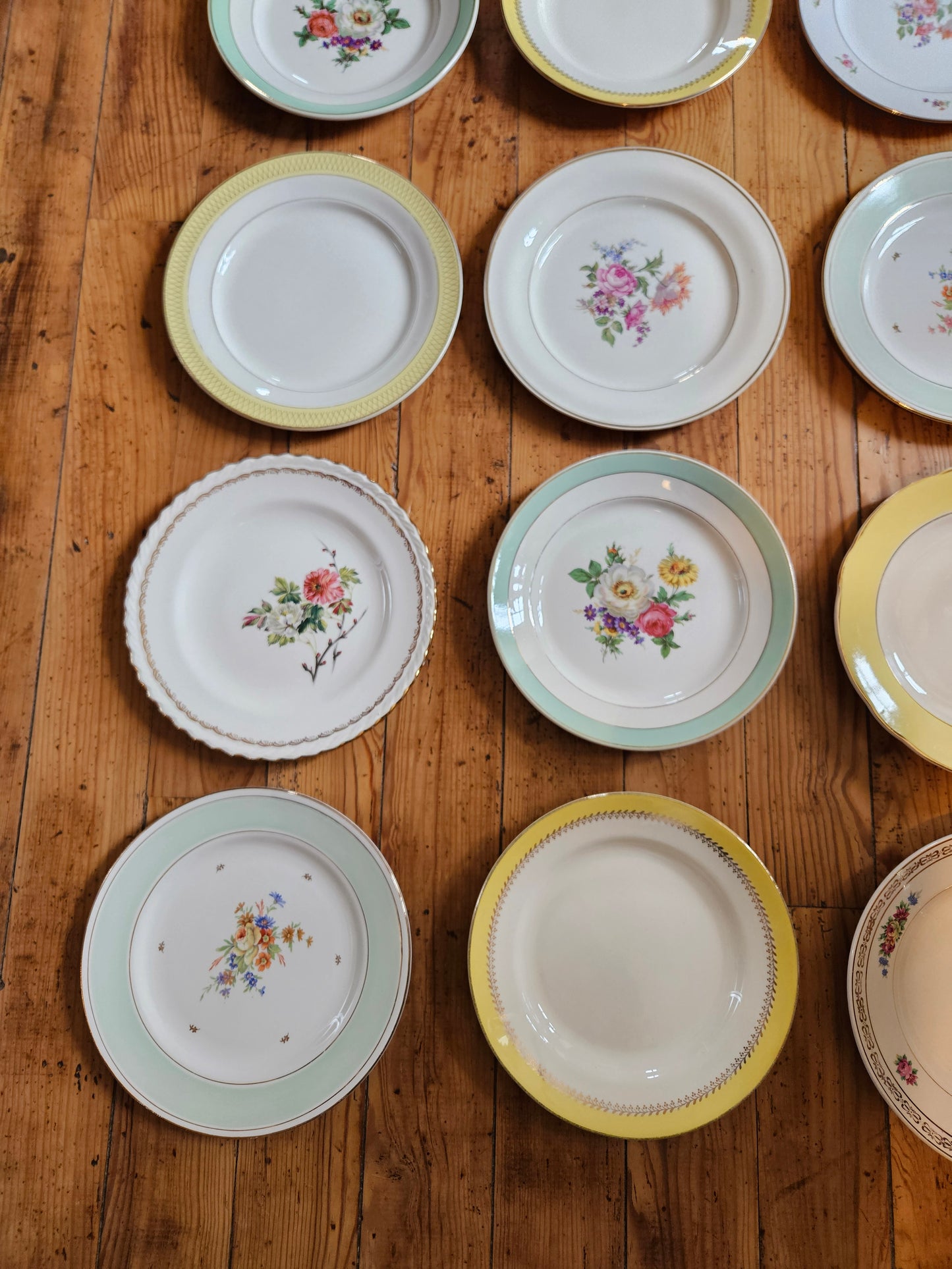 Assiettes plates dépareillées