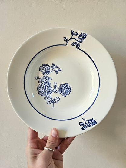Assiettes creuses St Amand, rose bleue