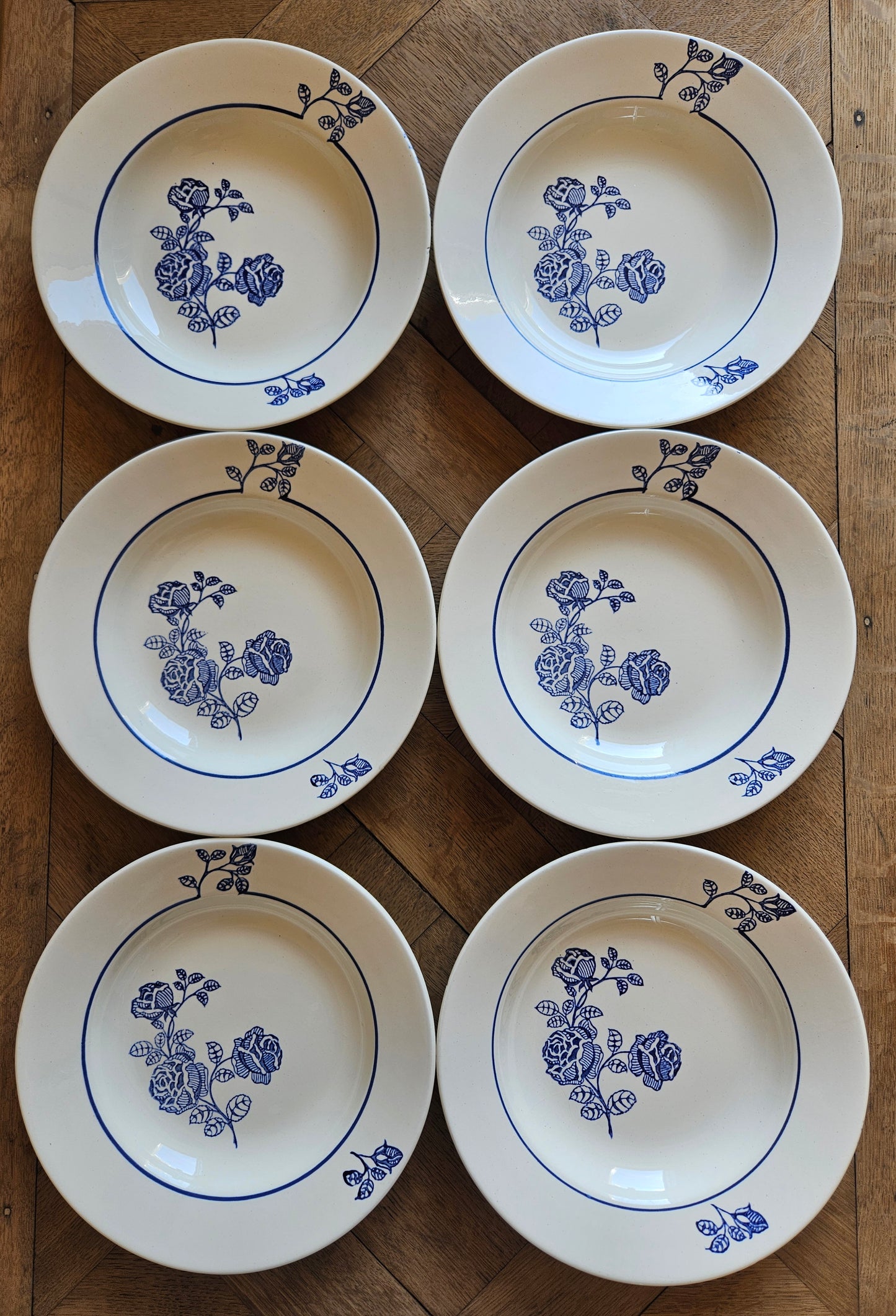 Assiettes creuses St Amand, rose bleue