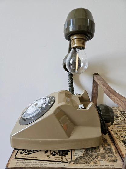 Lampe vintage BakéLight, kakie