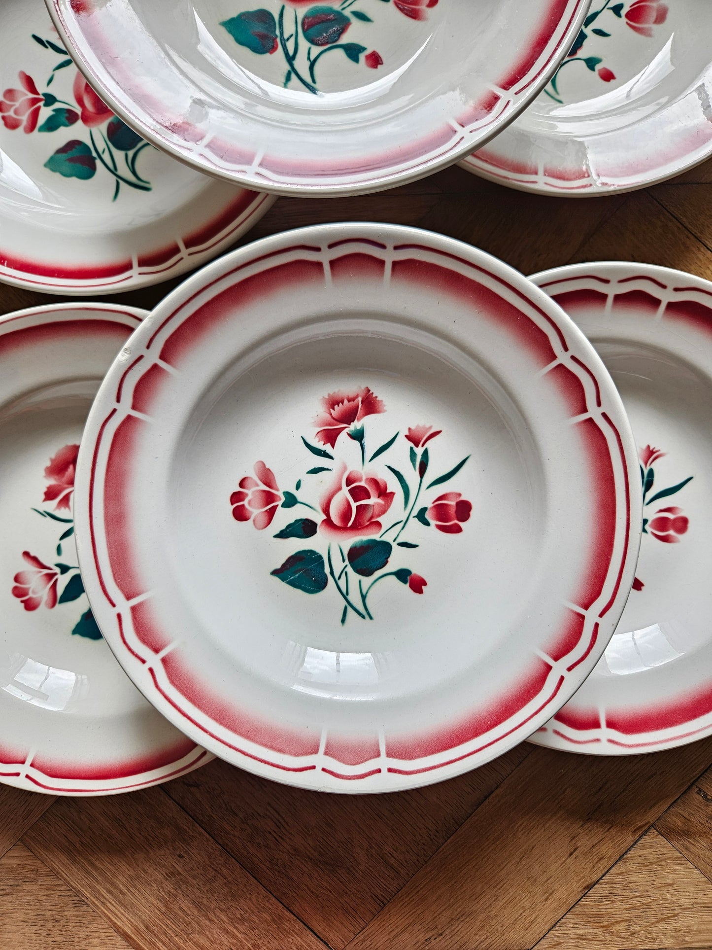 Assiettes creuses vintage Badonviller,  décor de roses et pissenlits rouges et verts
