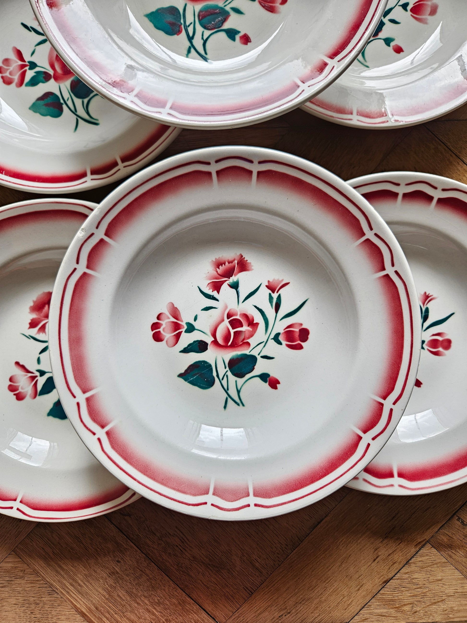 Assiettes creuses vintage Badonviller,  décor de roses et pissenlits rouges et verts