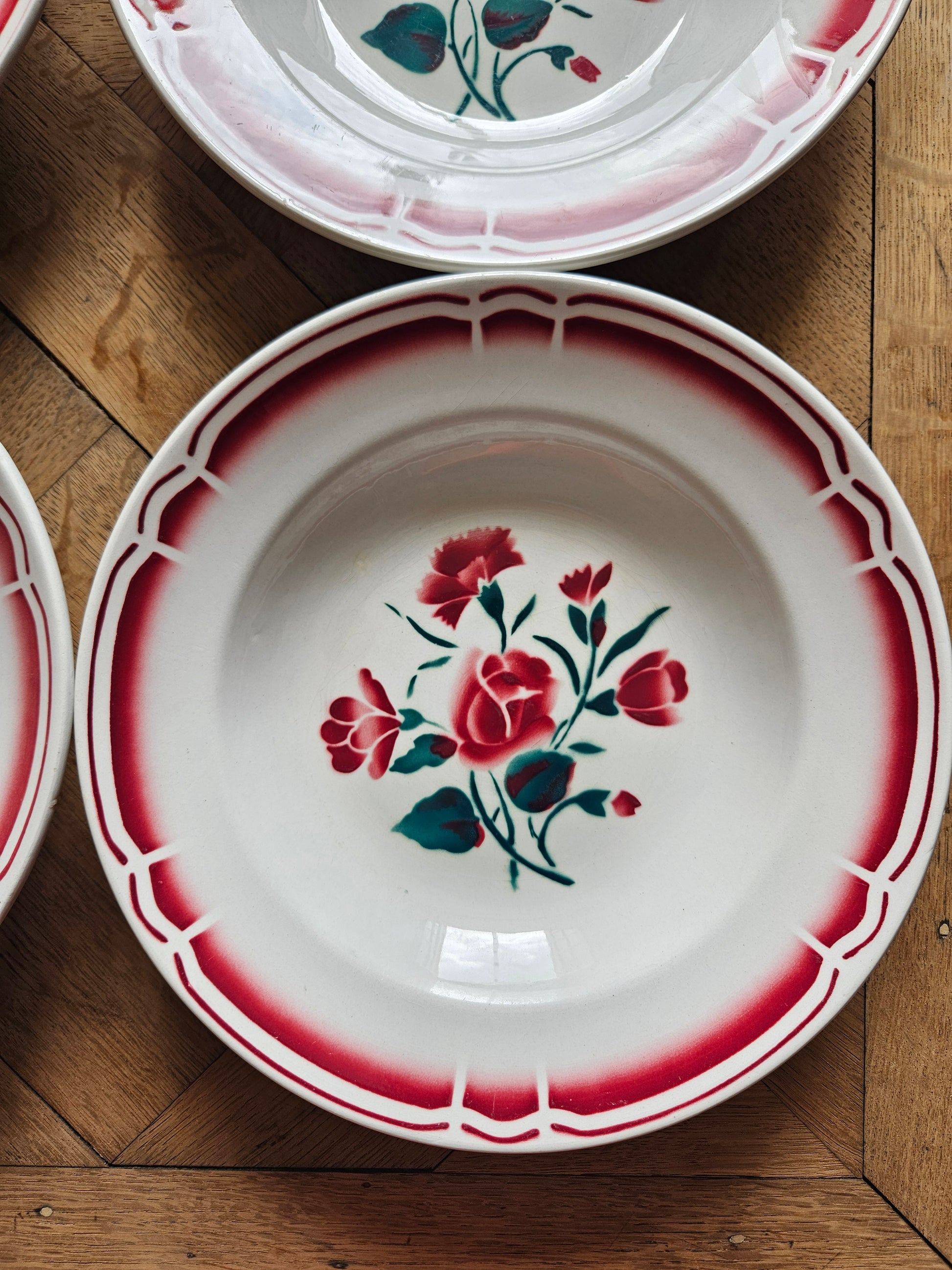 Assiettes creuses vintage Badonviller,  décor de roses et pissenlits rouges et verts