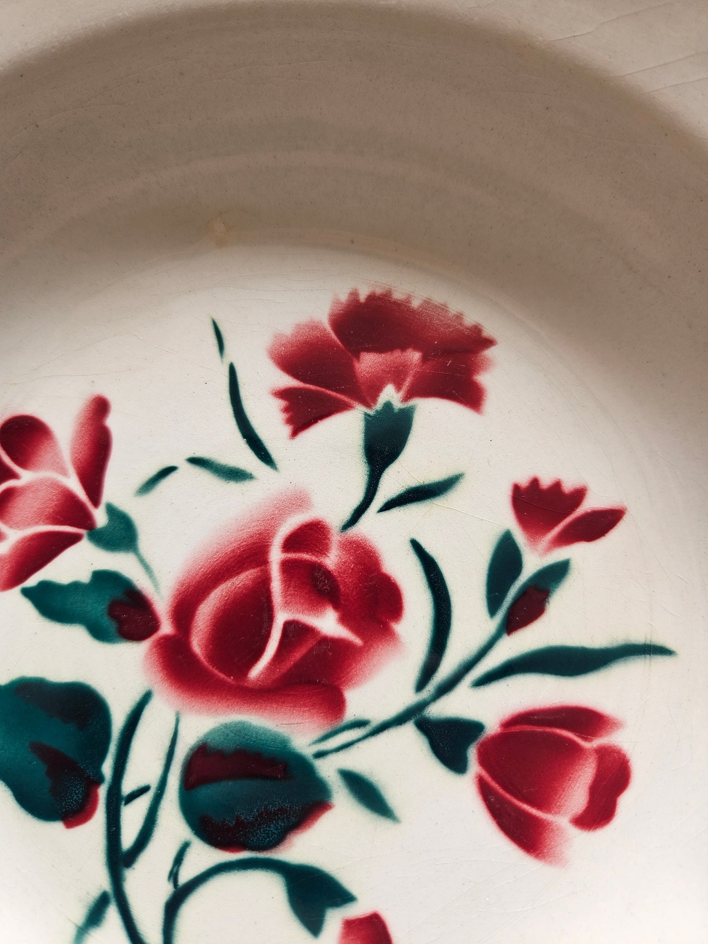 Assiettes creuses vintage Badonviller,  décor de roses et pissenlits rouges et verts