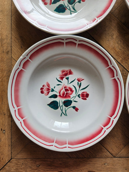 Assiettes creuses vintage Badonviller,  décor de roses et pissenlits rouges et verts