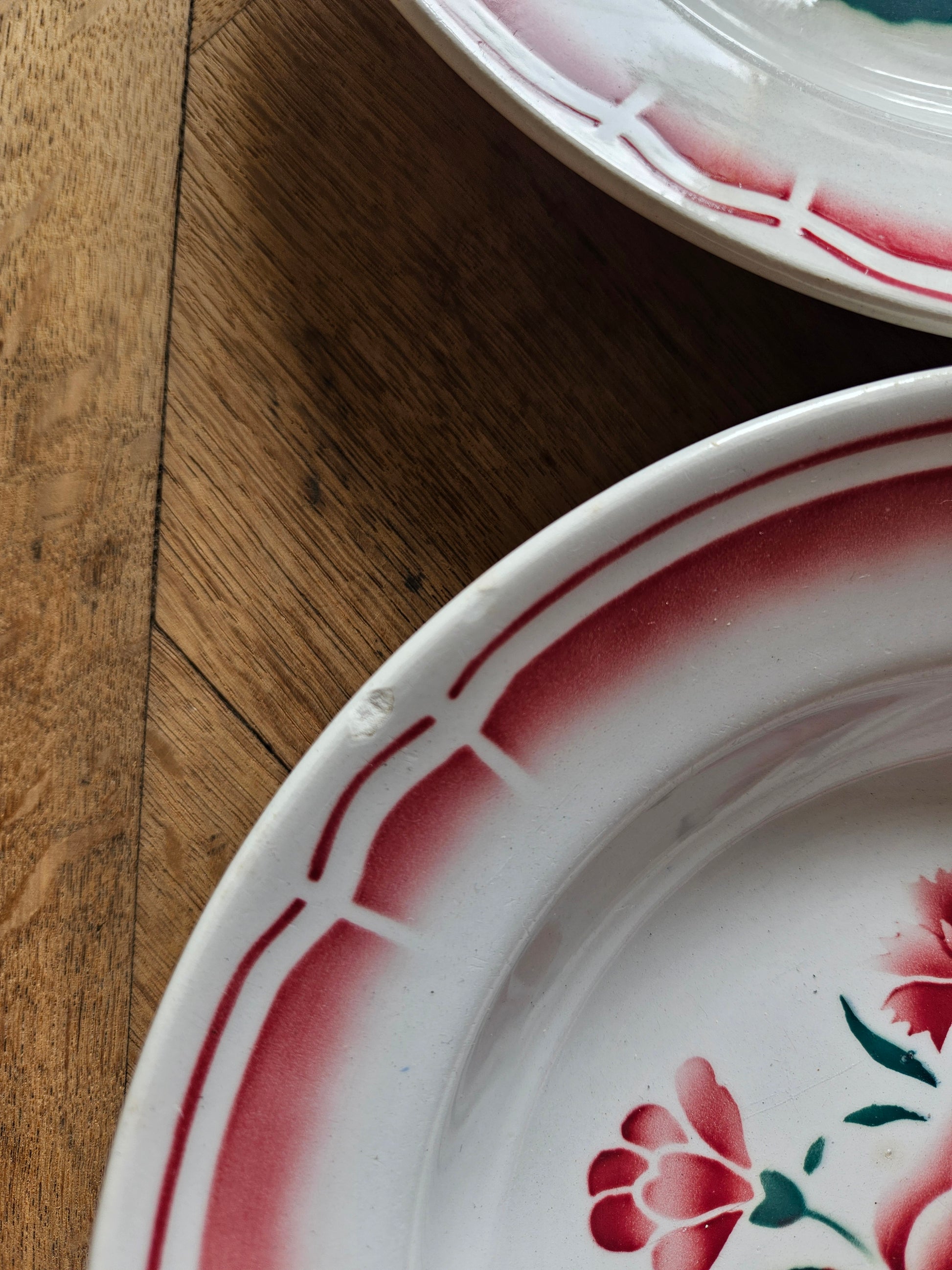 Assiettes creuses vintage Badonviller,  décor de roses et pissenlits rouges et verts