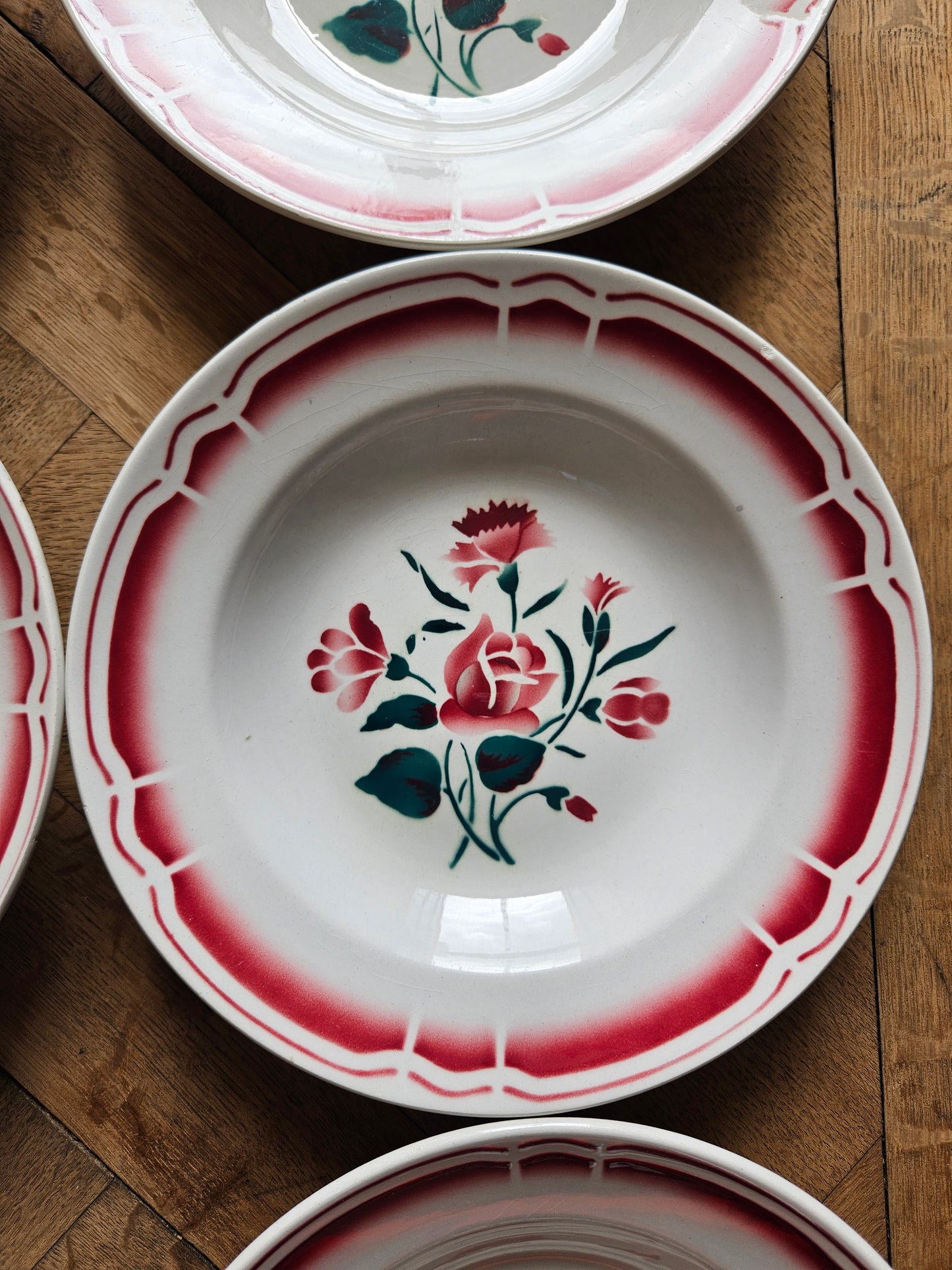 Assiettes creuses vintage Badonviller,  décor de roses et pissenlits rouges et verts