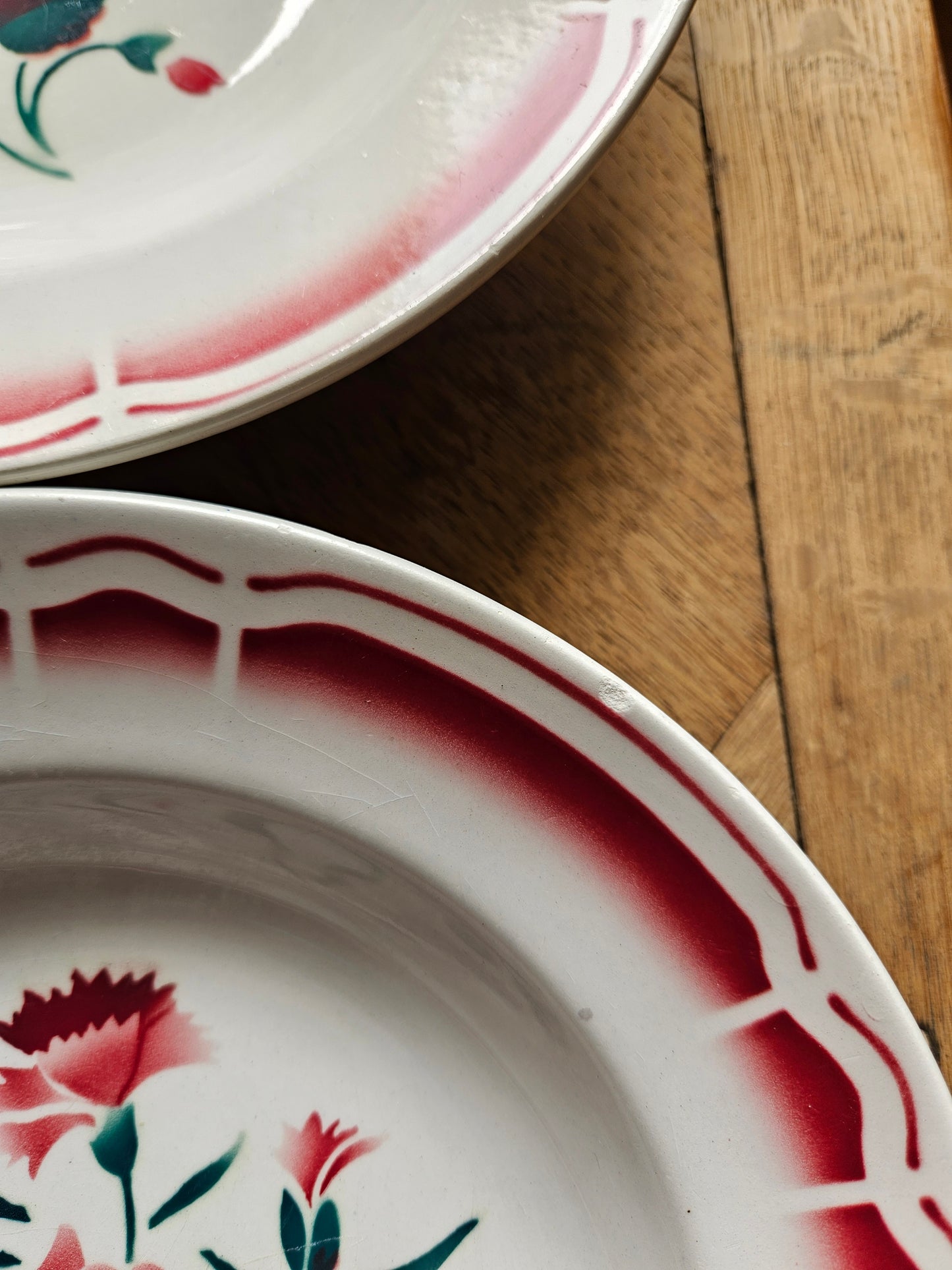 Assiettes creuses vintage Badonviller,  décor de roses et pissenlits rouges et verts