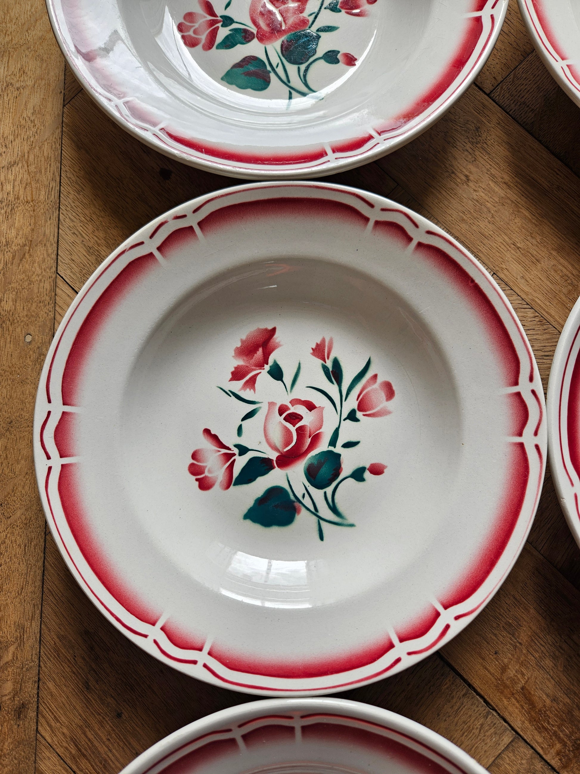 Assiettes creuses vintage Badonviller,  décor de roses et pissenlits rouges et verts