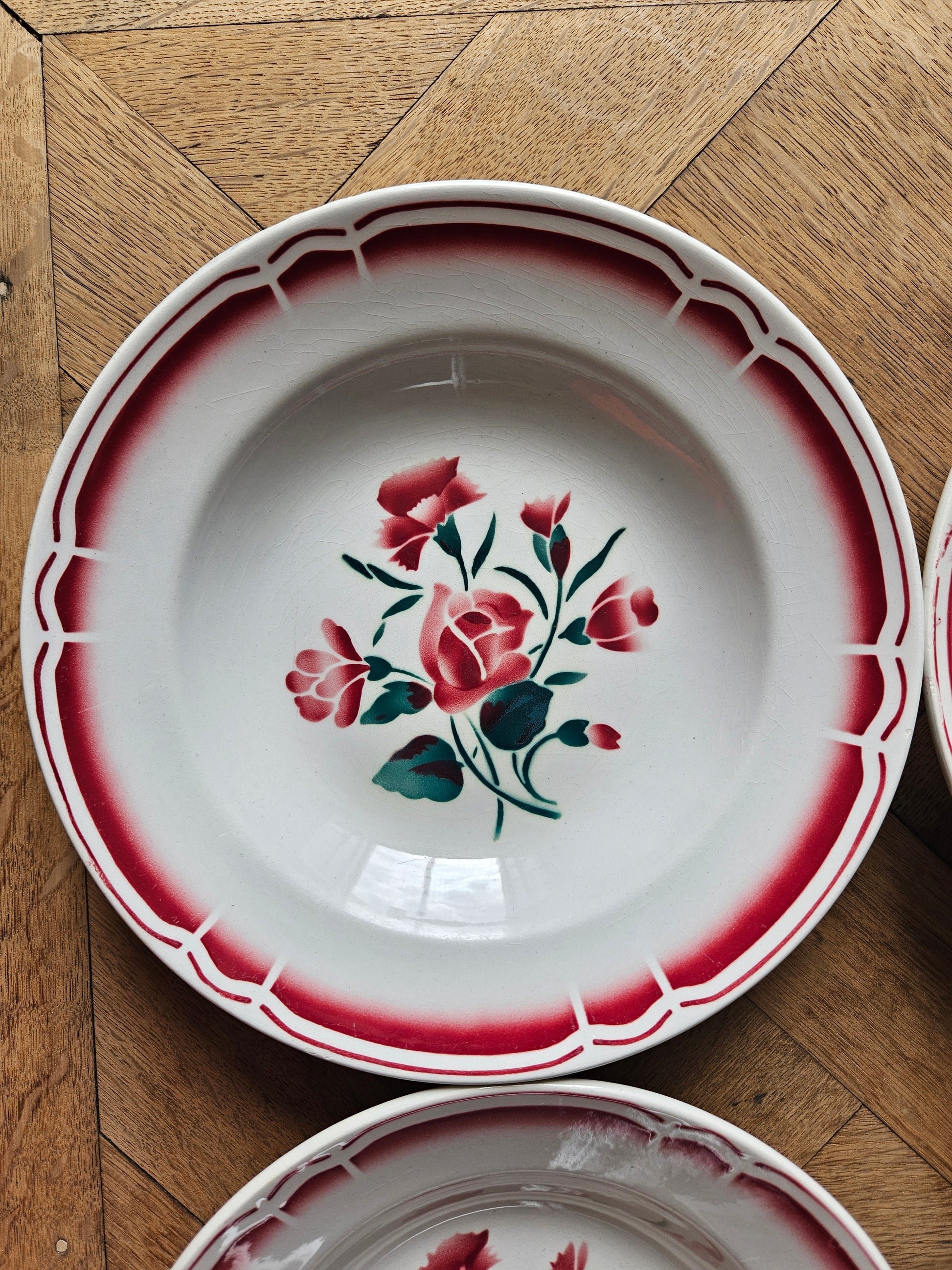 Assiettes creuses vintage Badonviller,  décor de roses et pissenlits rouges et verts