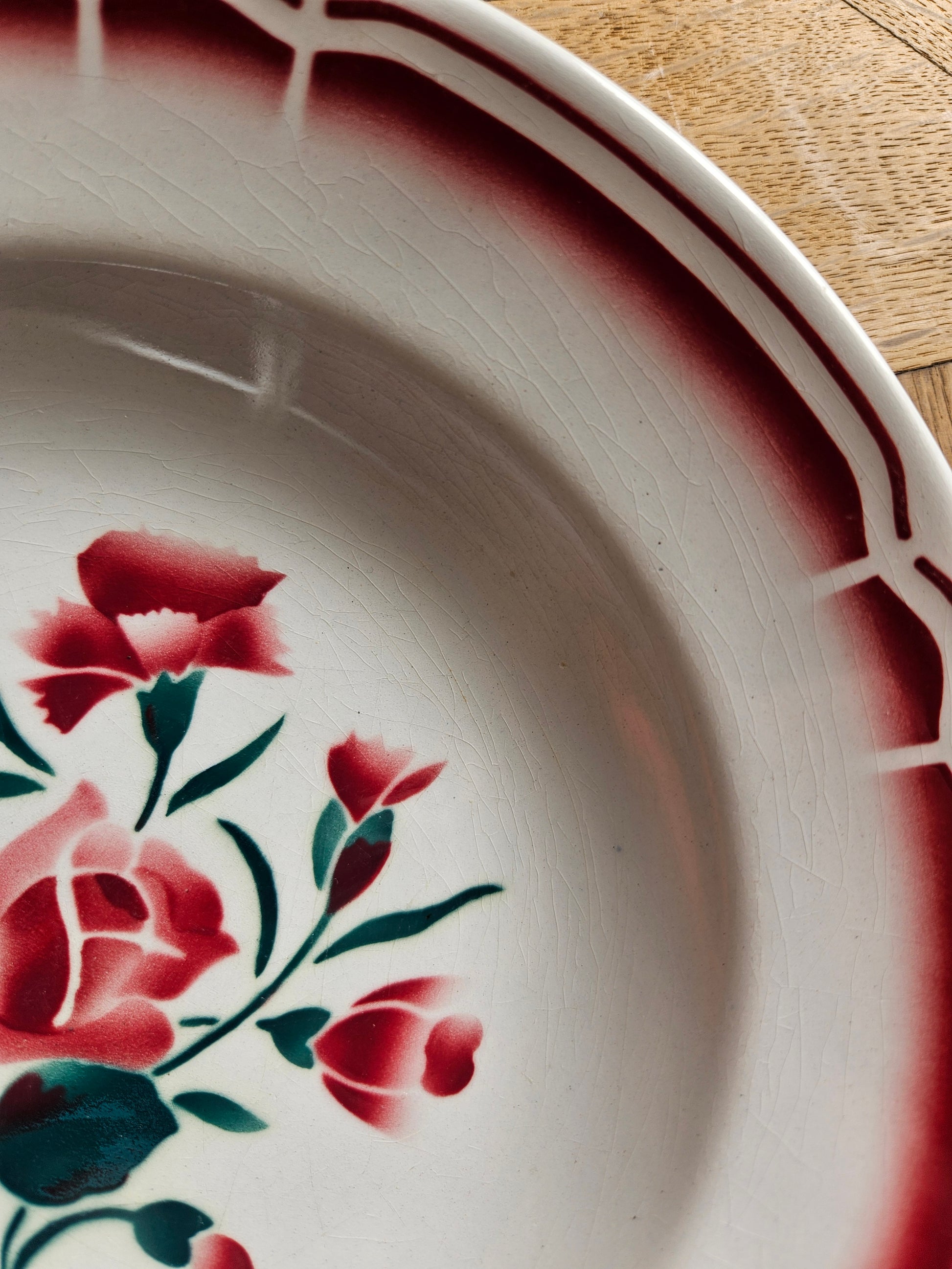 Assiettes creuses vintage Badonviller,  décor de roses et pissenlits rouges et verts