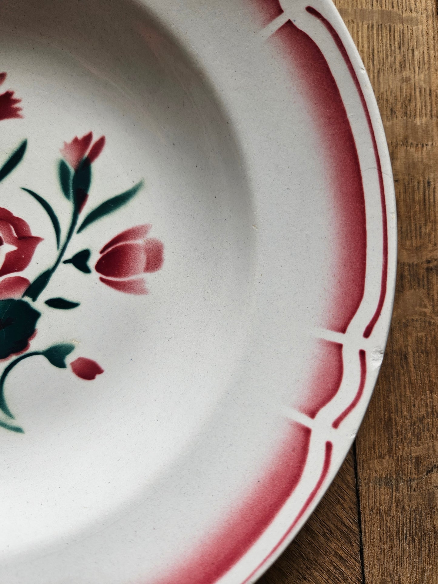 Assiettes creuses vintage Badonviller,  décor de roses et pissenlits rouges et verts