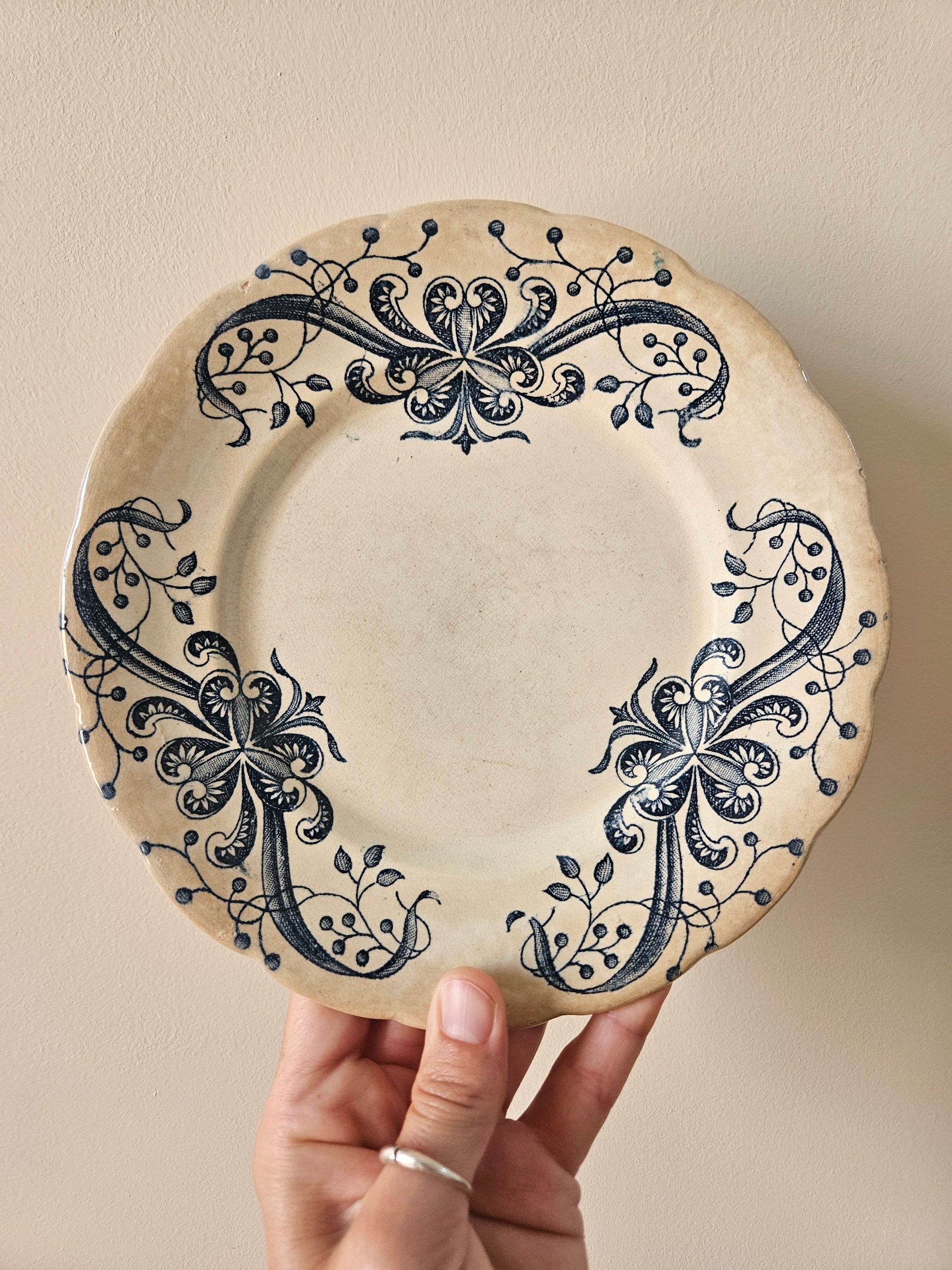 Assiette à dessert anciennes Faïencerie de Lyon, Joconde. Terre de fer.