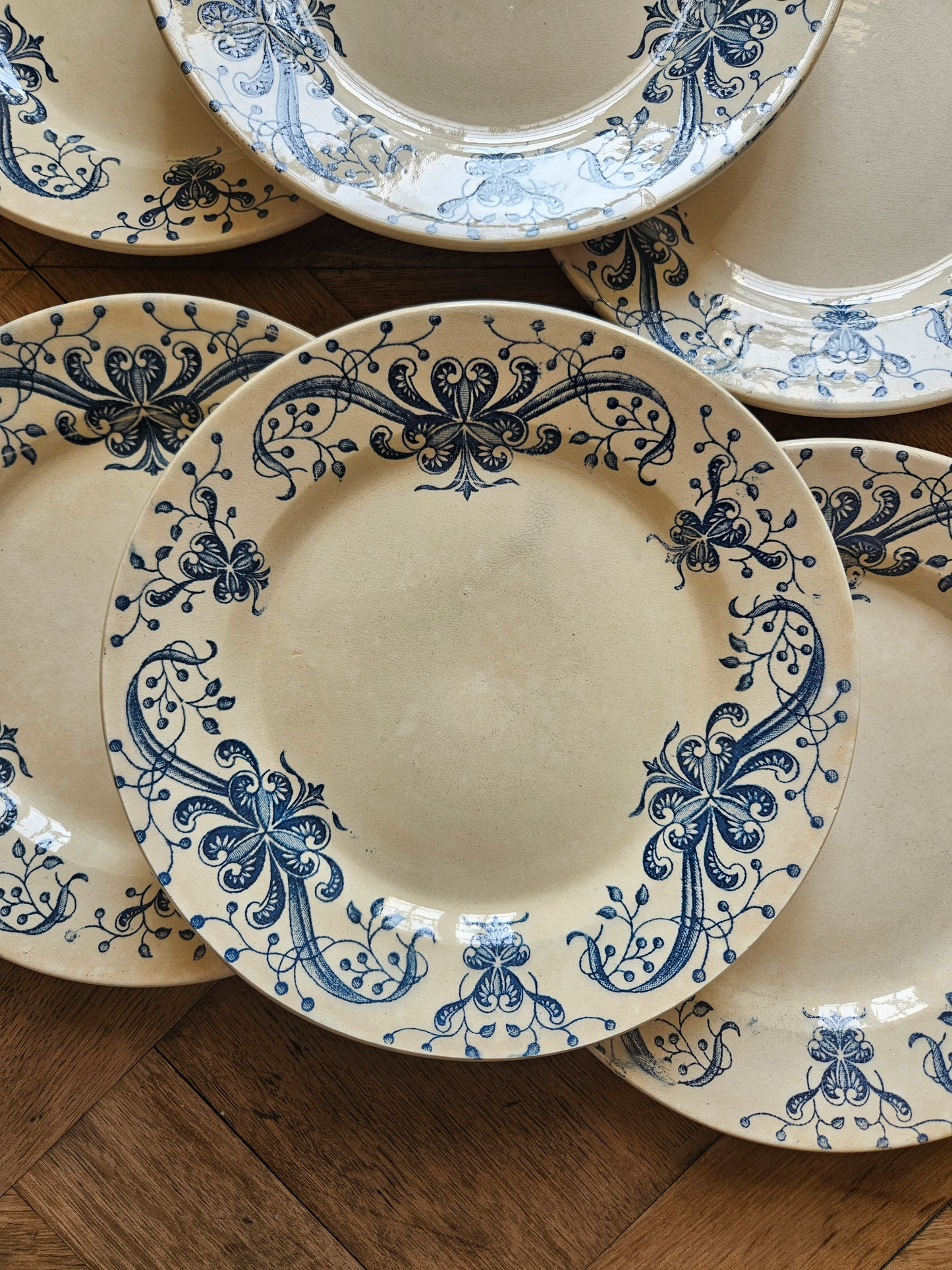 Assiettes plates anciennes en terre de fer. Faïencerie de Lyon, Joconde