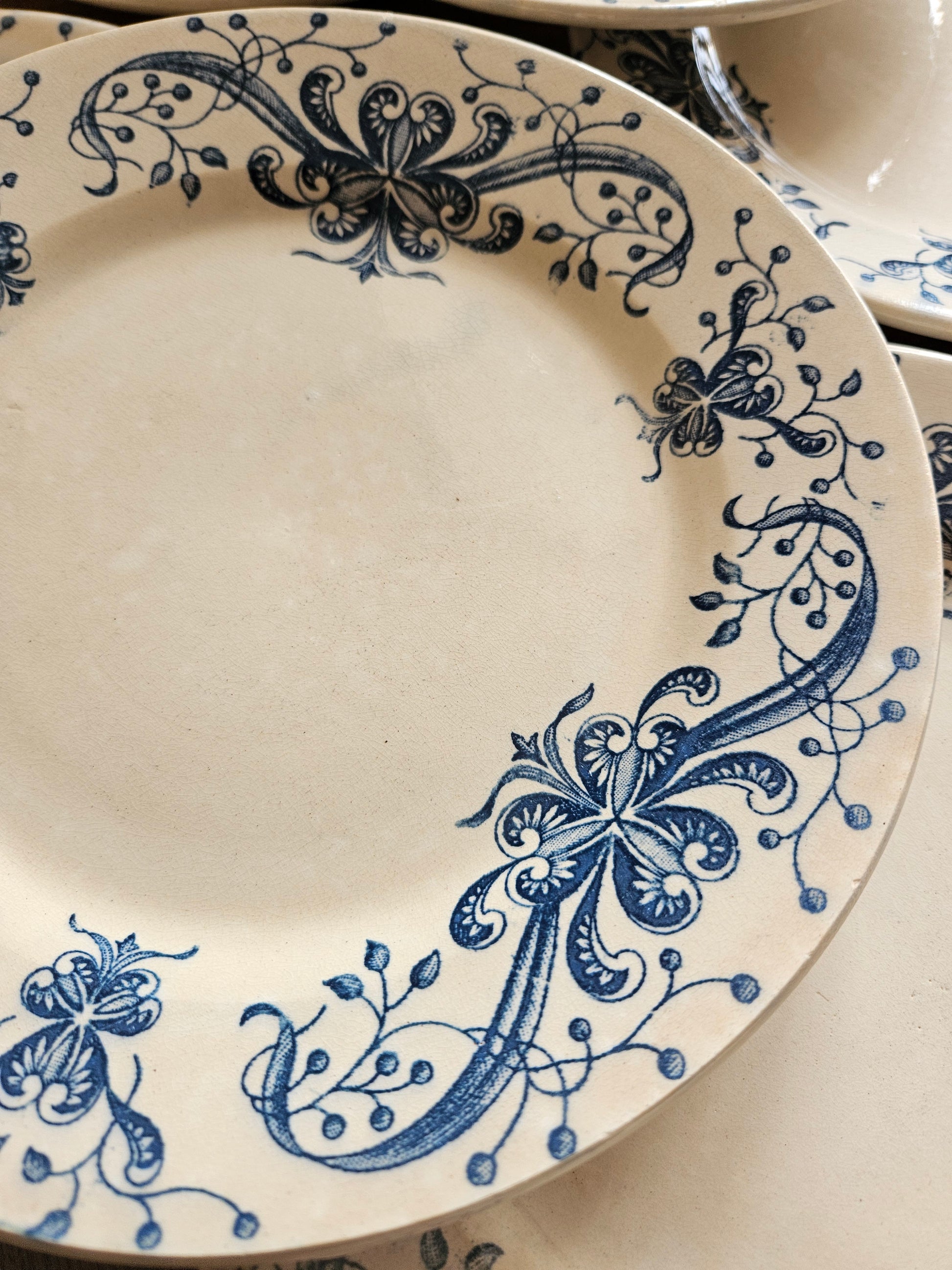 Décor bleu sur assiette ancienne en terre de fer