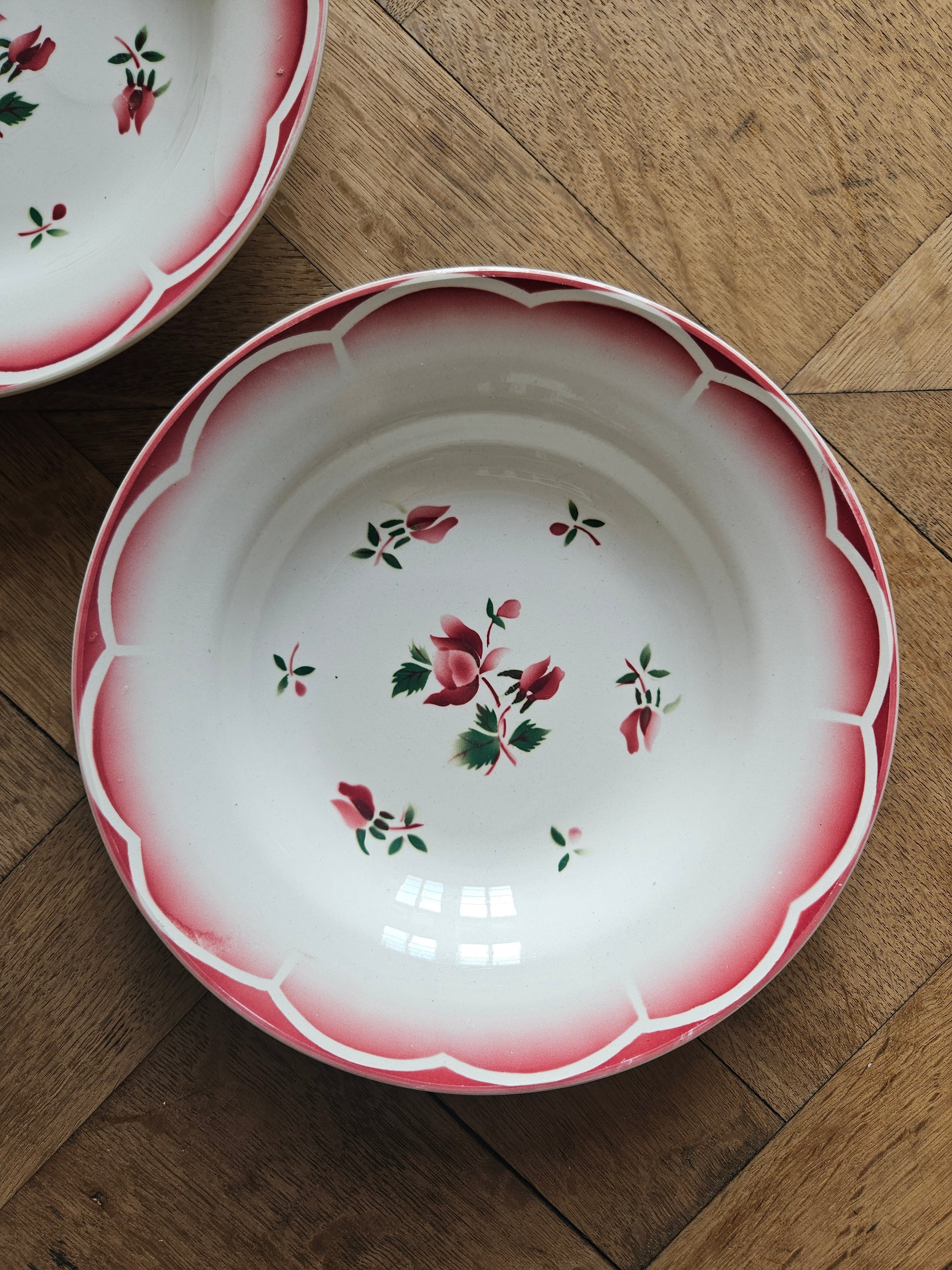 Assiettes creuses vintage dépareillées Badonviller et Digoin rouges