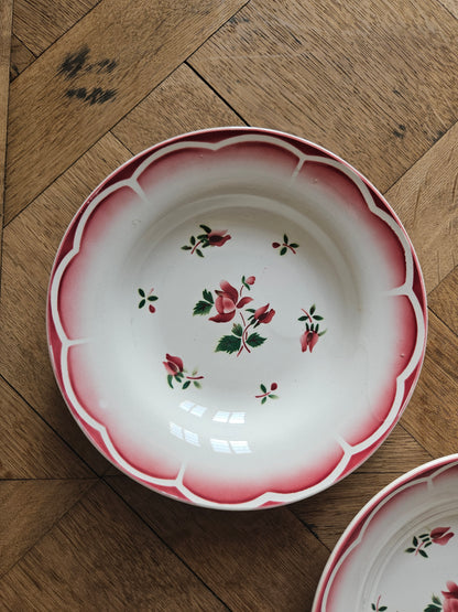 Assiettes creuses vintage dépareillées Badonviller et Digoin rouges