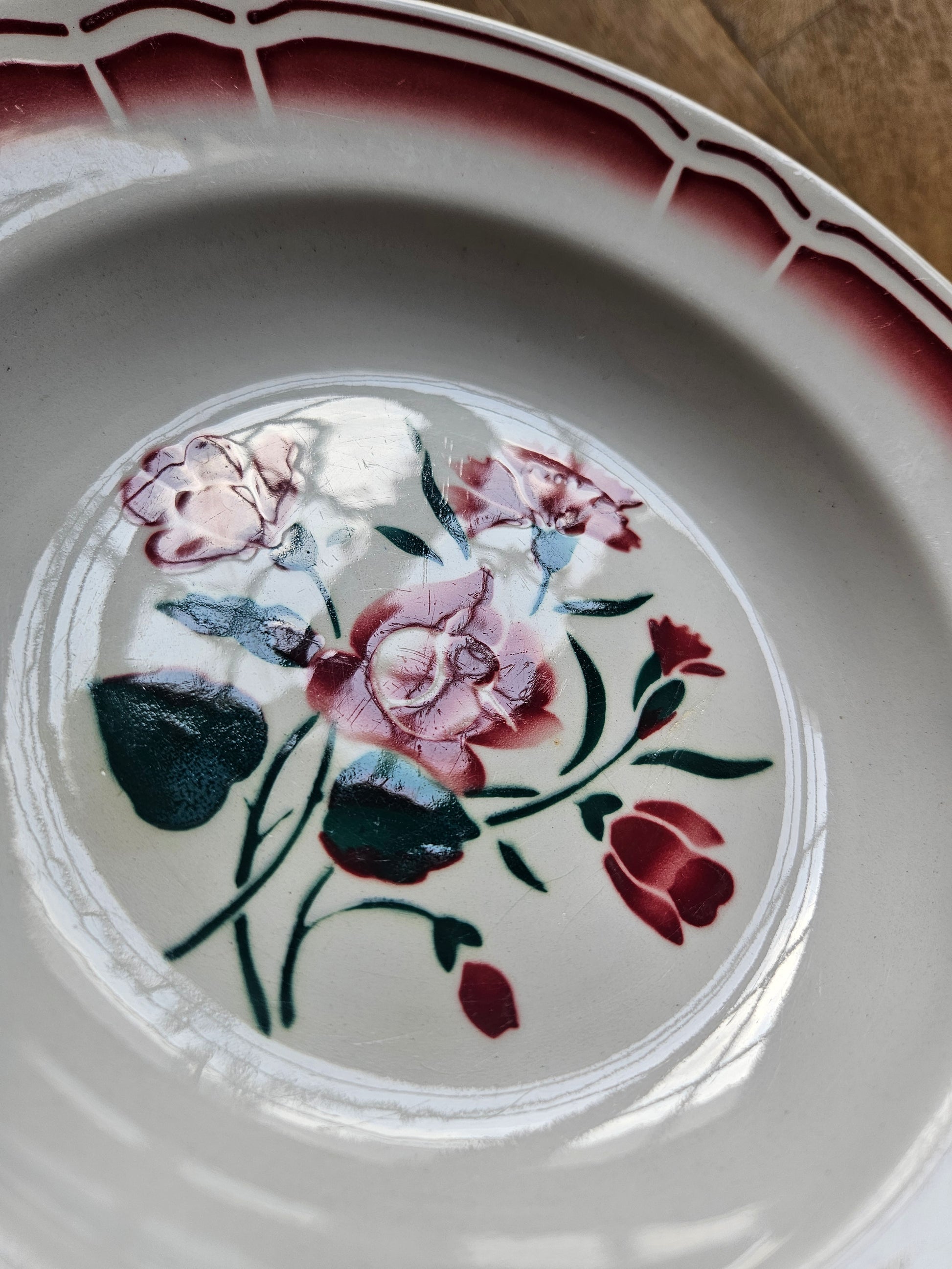 Assiettes creuses vintage dépareillées Badonviller et Digoin rouges