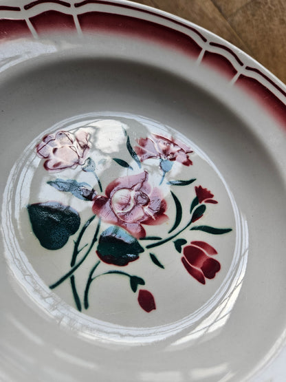Assiettes creuses vintage dépareillées Badonviller et Digoin rouges
