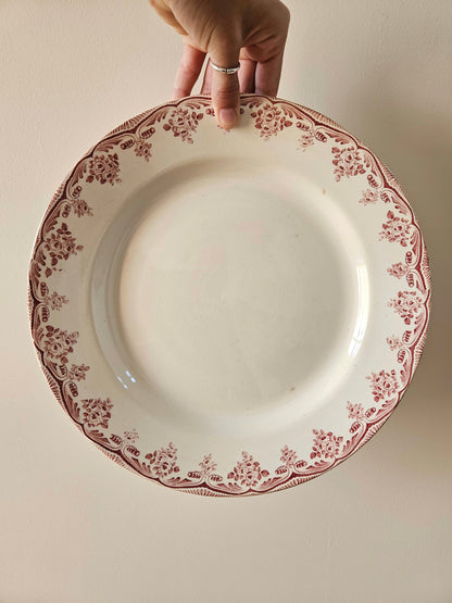 Plat rond ancien en terre de fer Hippolyte Boulenger Choisy-le-Roi, modèle Bordeaux rouge