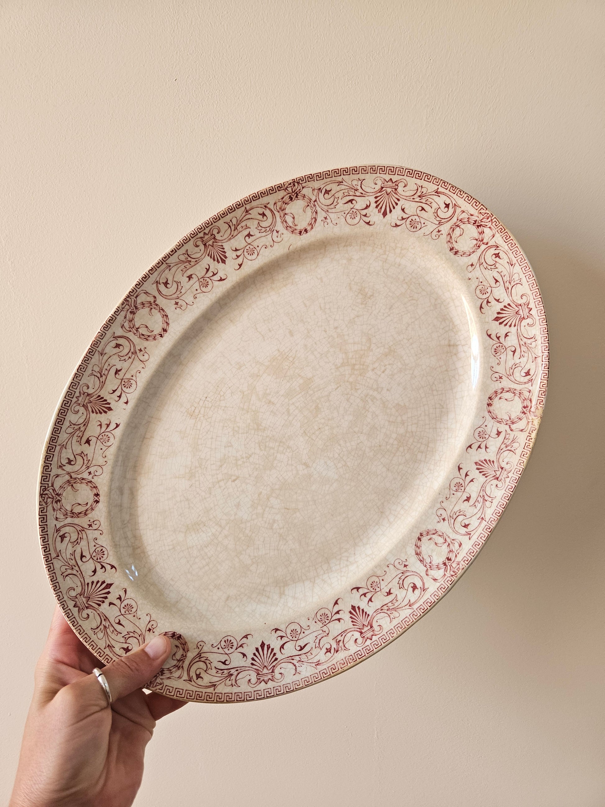 Plat ovale ancien en terre de fer Creil et Montereau, modèle Marie-Louise rouge