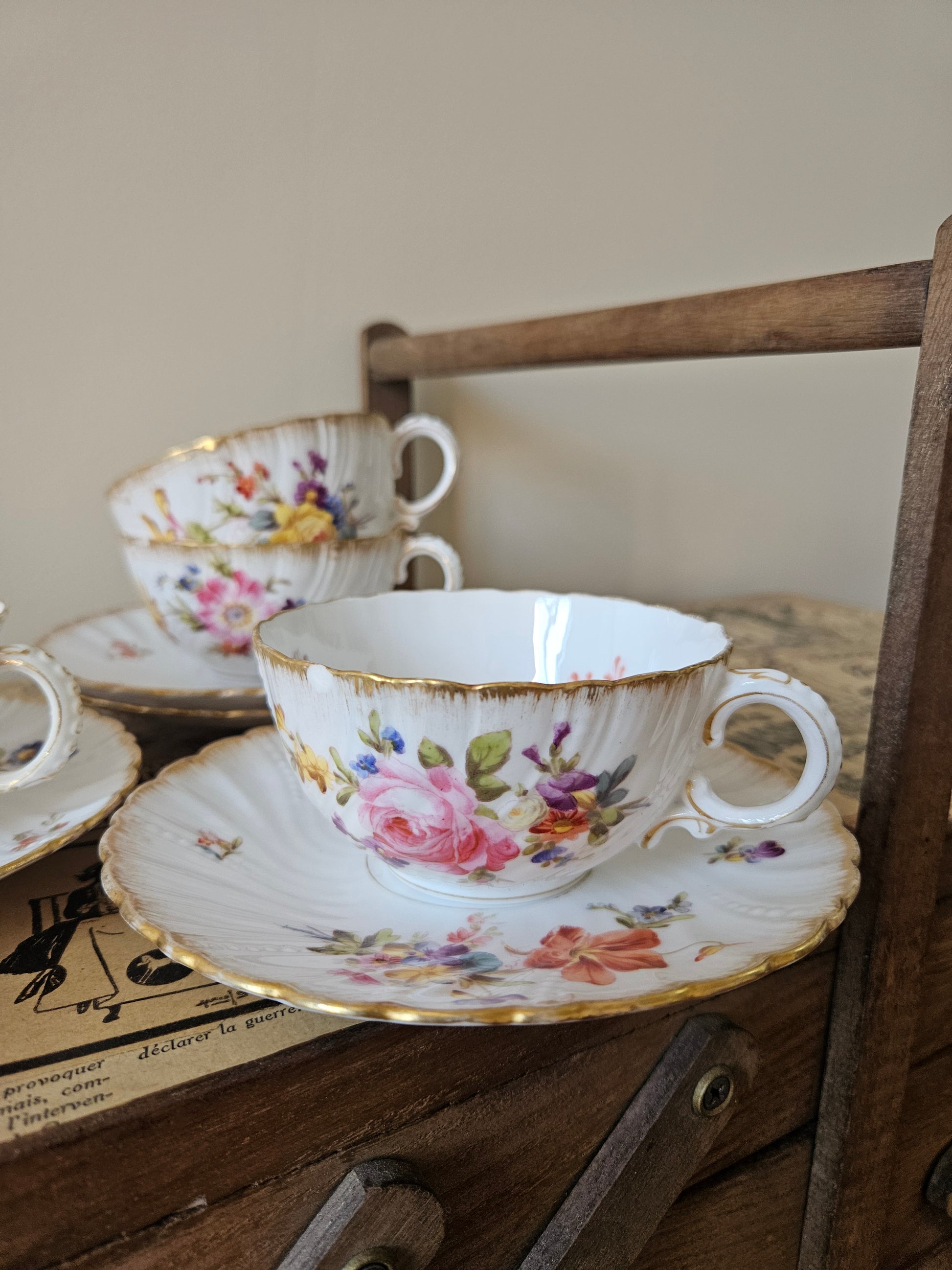 Tasses anciennes Sarreguemines modèle Saxe en porcelaine à fleurs